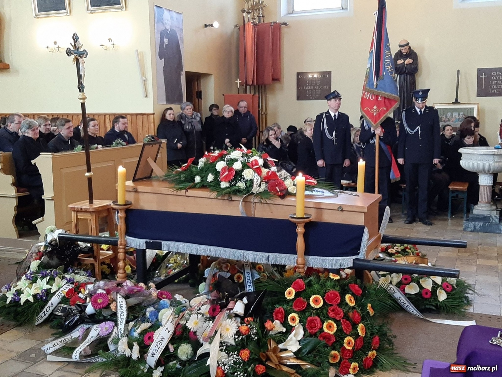 Zdjęcie w galerii na portalu naszraciborz.pl: Ostatnie pożegnanie śp. Bertolda Fichny [FOTO i WIDEO] wiadomości z regionu