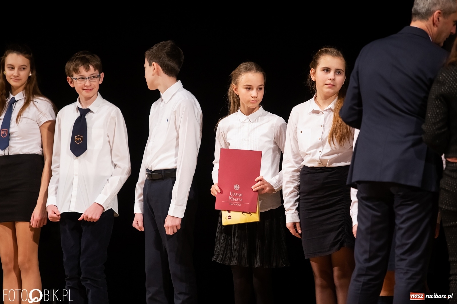 Zdjęcie w galerii na portalu naszraciborz.pl: Stypendia dla najlepszych uczniów raciborskich szkół rozdane wiadomości z regionu
