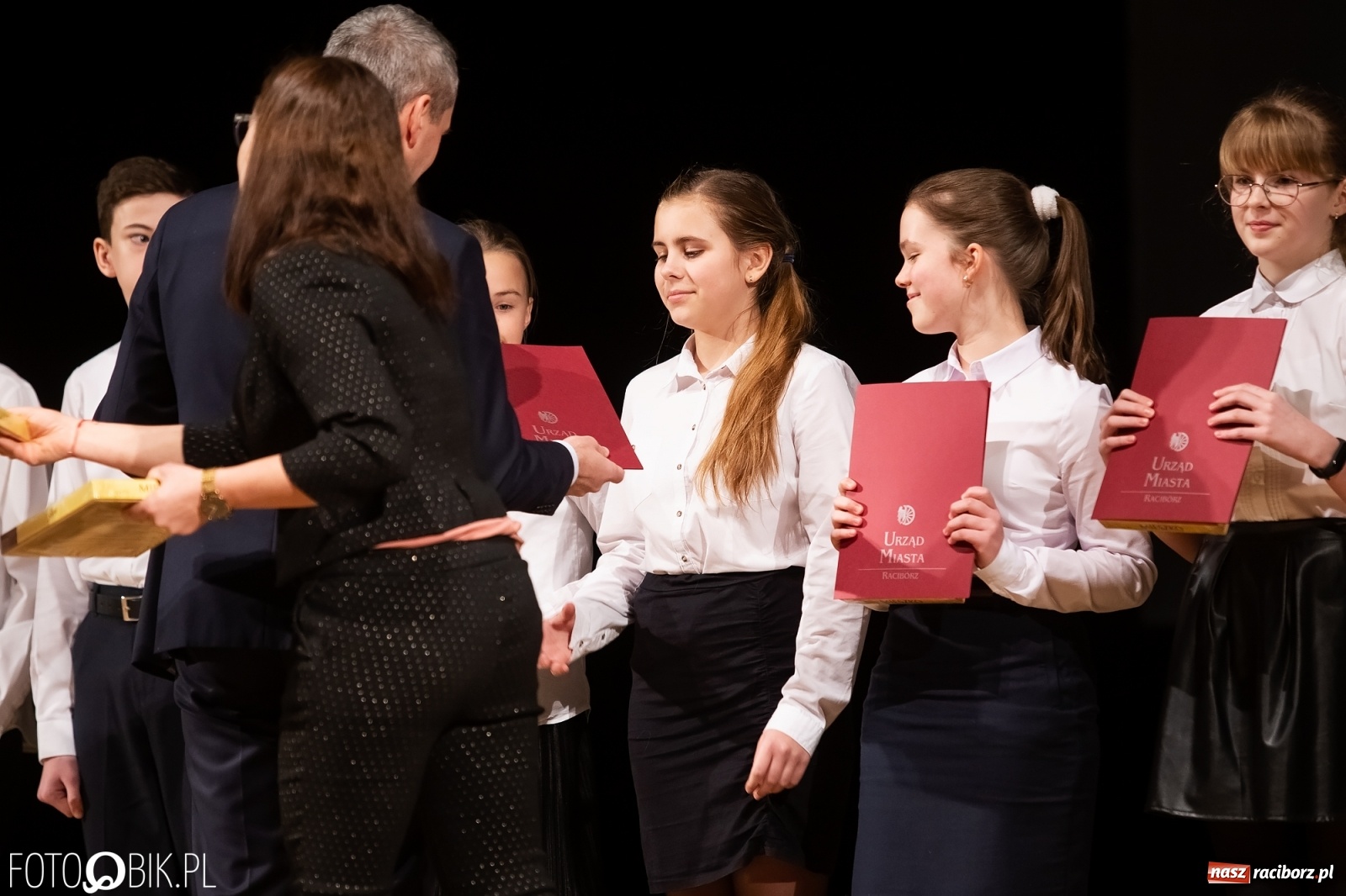 Zdjęcie w galerii na portalu naszraciborz.pl: Stypendia dla najlepszych uczniów raciborskich szkół rozdane wiadomości z regionu