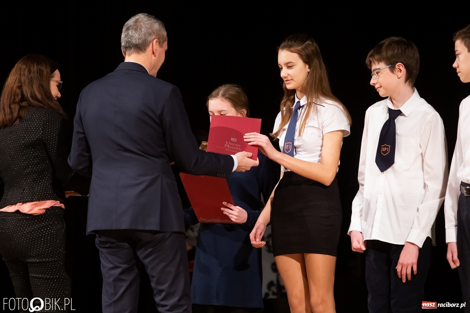 Zdjęcie w galerii na portalu naszraciborz.pl: Stypendia dla najlepszych uczniów raciborskich szkół rozdane wiadomości z regionu