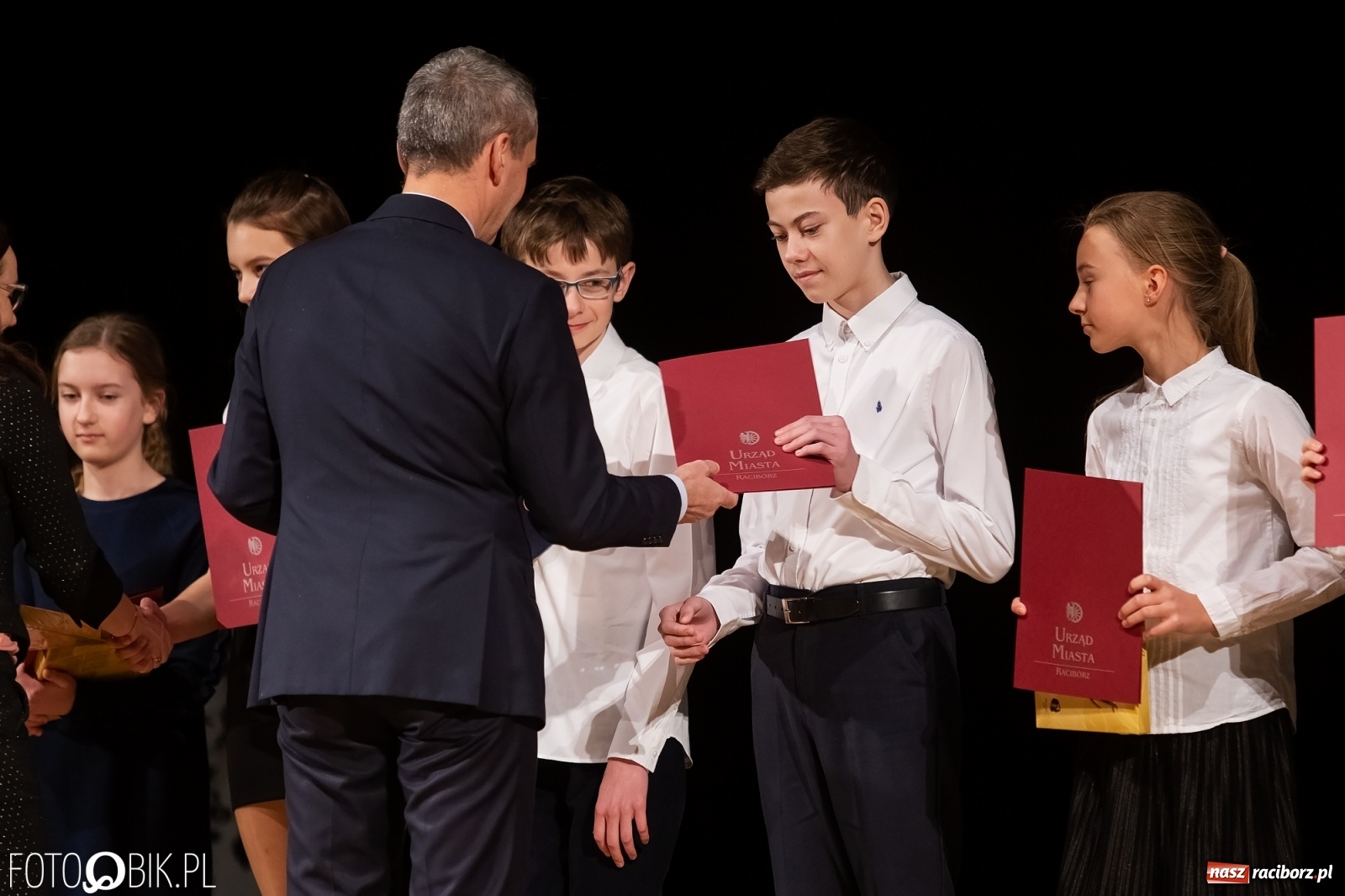 Zdjęcie w galerii na portalu naszraciborz.pl: Stypendia dla najlepszych uczniów raciborskich szkół rozdane wiadomości z regionu