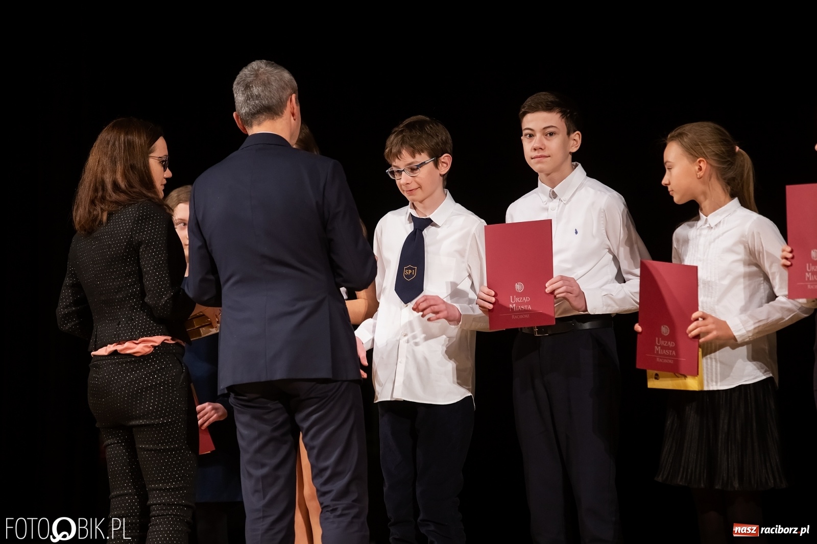 Zdjęcie w galerii na portalu naszraciborz.pl: Stypendia dla najlepszych uczniów raciborskich szkół rozdane wiadomości z regionu