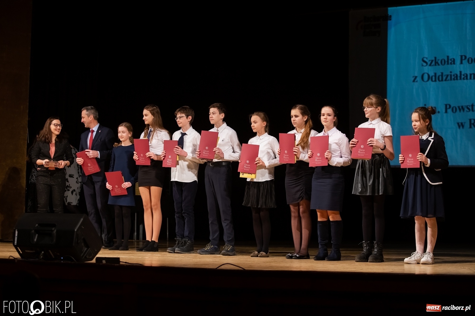 Zdjęcie w galerii na portalu naszraciborz.pl: Stypendia dla najlepszych uczniów raciborskich szkół rozdane wiadomości z regionu