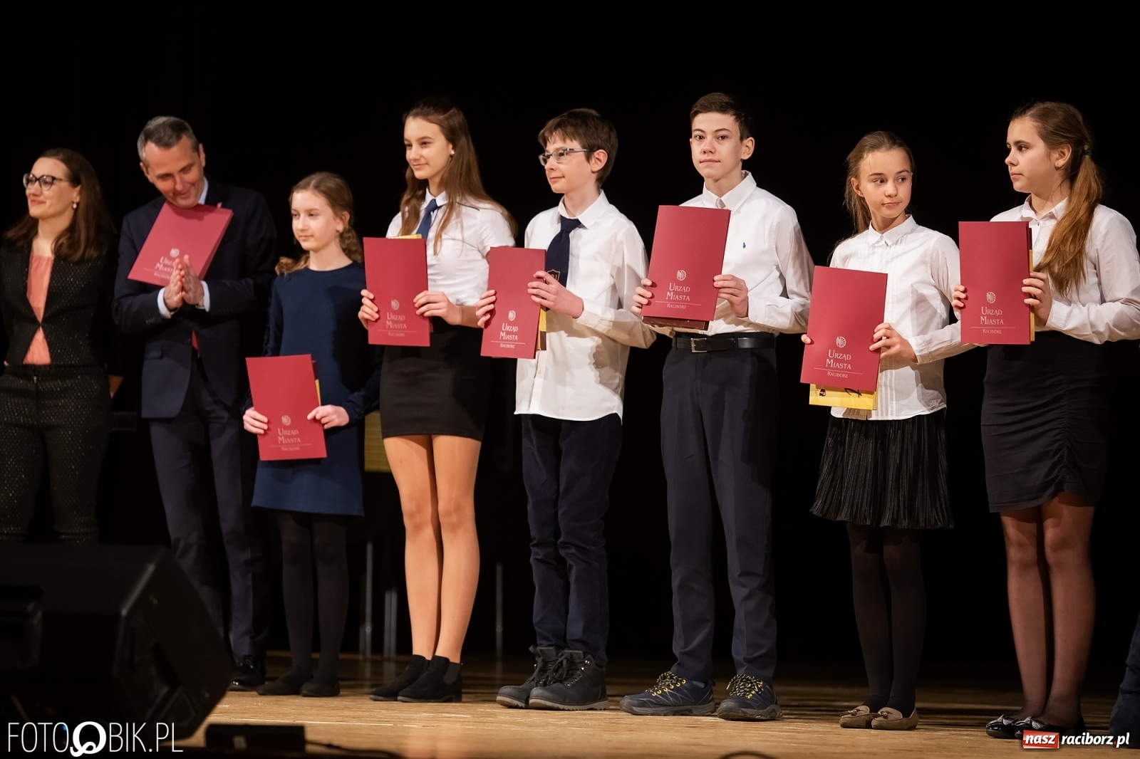 Zdjęcie w galerii na portalu naszraciborz.pl: Stypendia dla najlepszych uczniów raciborskich szkół rozdane wiadomości z regionu
