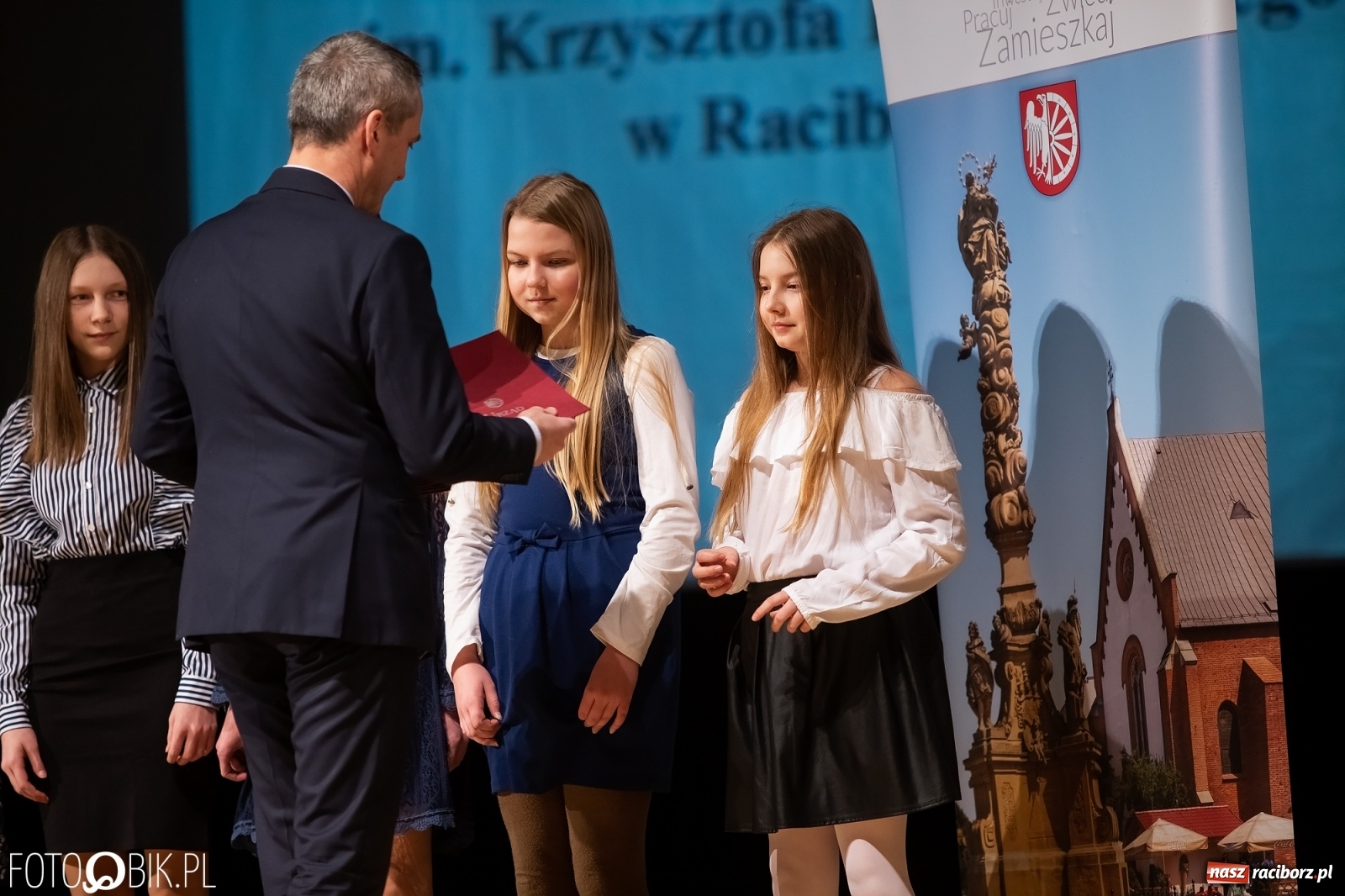 Zdjęcie w galerii na portalu naszraciborz.pl: Stypendia dla najlepszych uczniów raciborskich szkół rozdane wiadomości z regionu