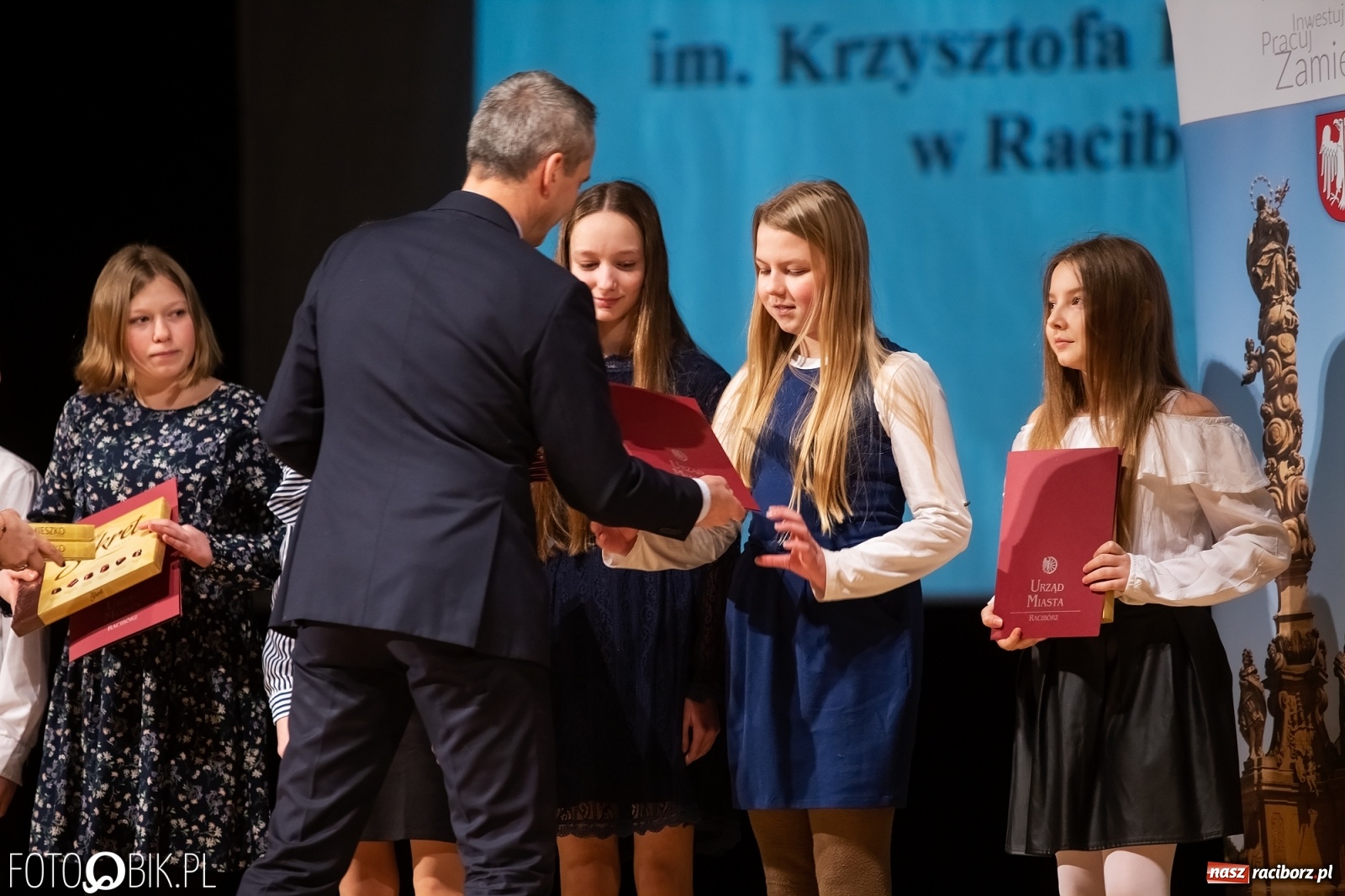 Zdjęcie w galerii na portalu naszraciborz.pl: Stypendia dla najlepszych uczniów raciborskich szkół rozdane wiadomości z regionu