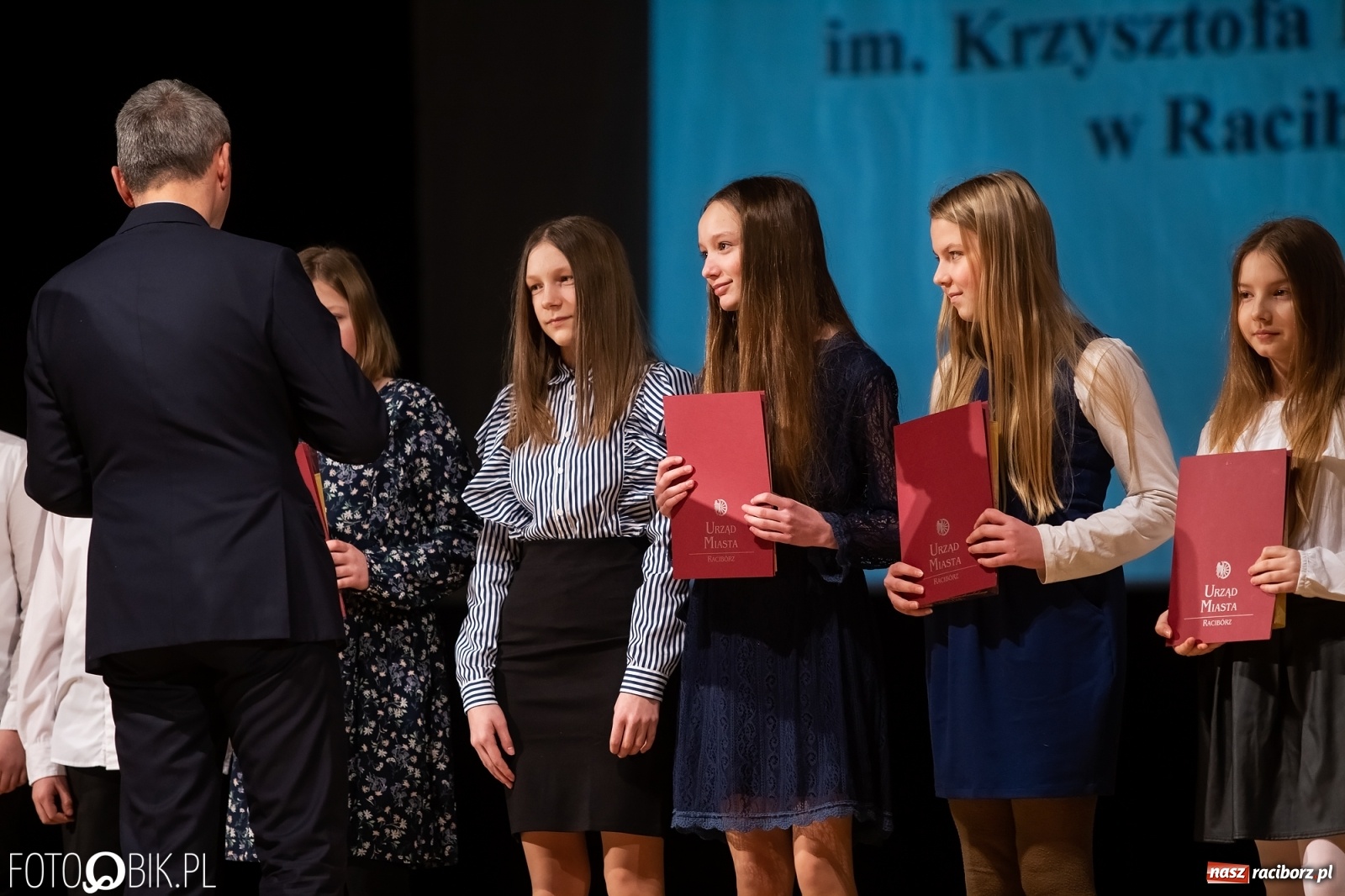 Zdjęcie w galerii na portalu naszraciborz.pl: Stypendia dla najlepszych uczniów raciborskich szkół rozdane wiadomości z regionu