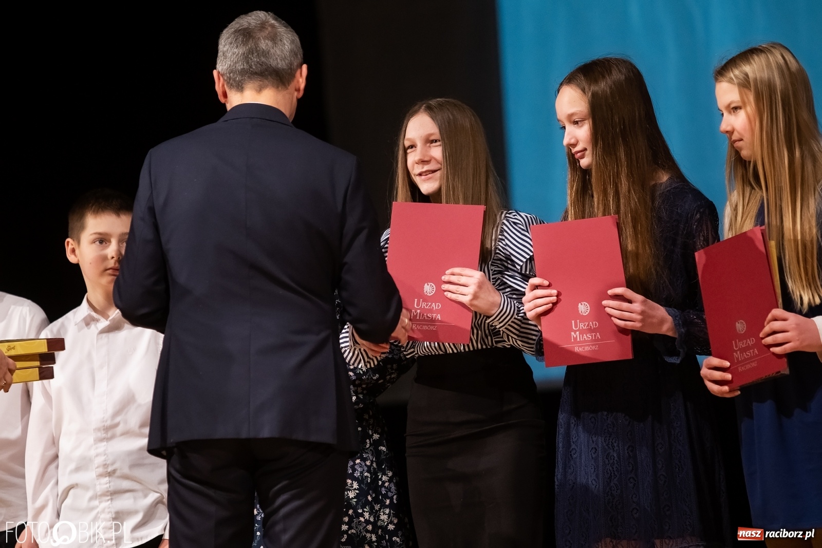 Zdjęcie w galerii na portalu naszraciborz.pl: Stypendia dla najlepszych uczniów raciborskich szkół rozdane wiadomości z regionu