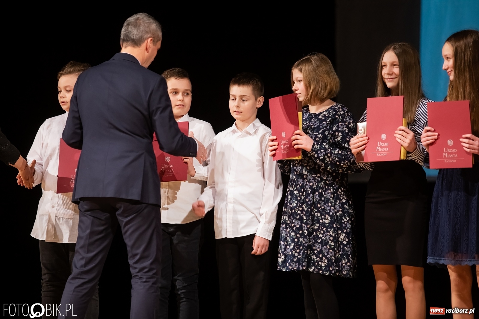 Zdjęcie w galerii na portalu naszraciborz.pl: Stypendia dla najlepszych uczniów raciborskich szkół rozdane wiadomości z regionu