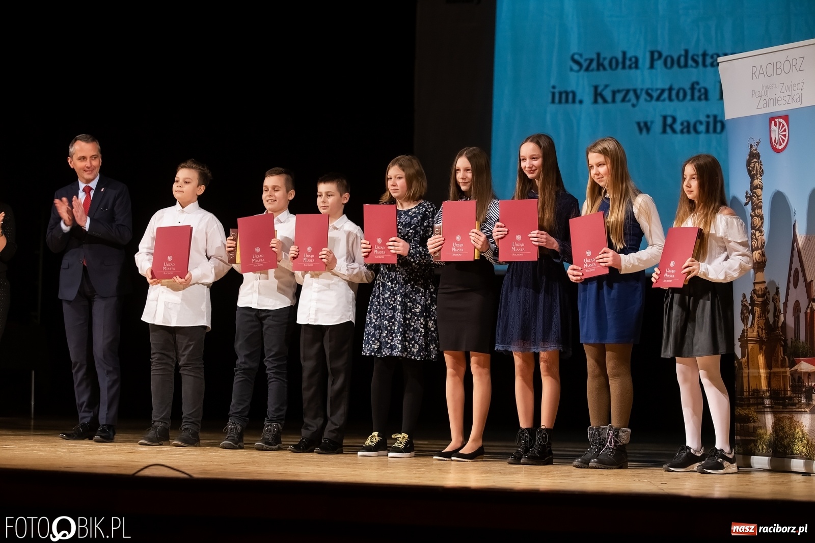 Zdjęcie w galerii na portalu naszraciborz.pl: Stypendia dla najlepszych uczniów raciborskich szkół rozdane wiadomości z regionu