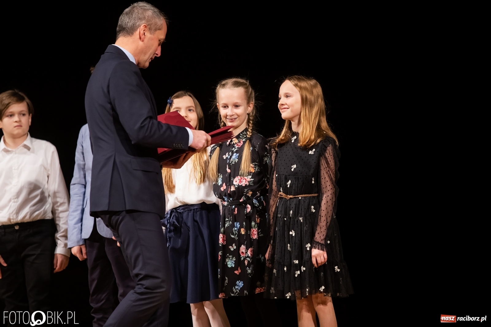 Zdjęcie w galerii na portalu naszraciborz.pl: Stypendia dla najlepszych uczniów raciborskich szkół rozdane wiadomości z regionu