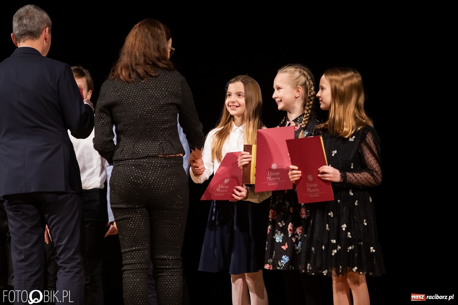 Zdjęcie w galerii na portalu naszraciborz.pl: Stypendia dla najlepszych uczniów raciborskich szkół rozdane wiadomości z regionu