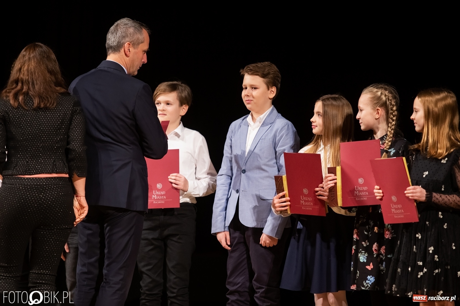 Zdjęcie w galerii na portalu naszraciborz.pl: Stypendia dla najlepszych uczniów raciborskich szkół rozdane wiadomości z regionu