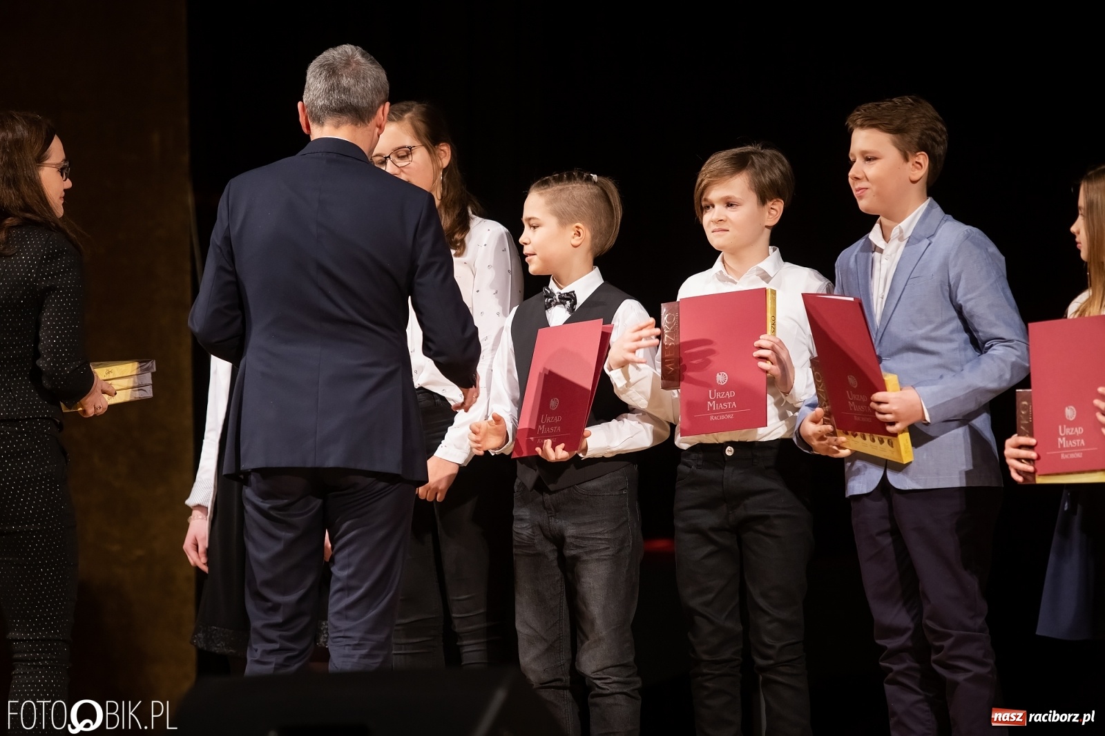 Zdjęcie w galerii na portalu naszraciborz.pl: Stypendia dla najlepszych uczniów raciborskich szkół rozdane wiadomości z regionu