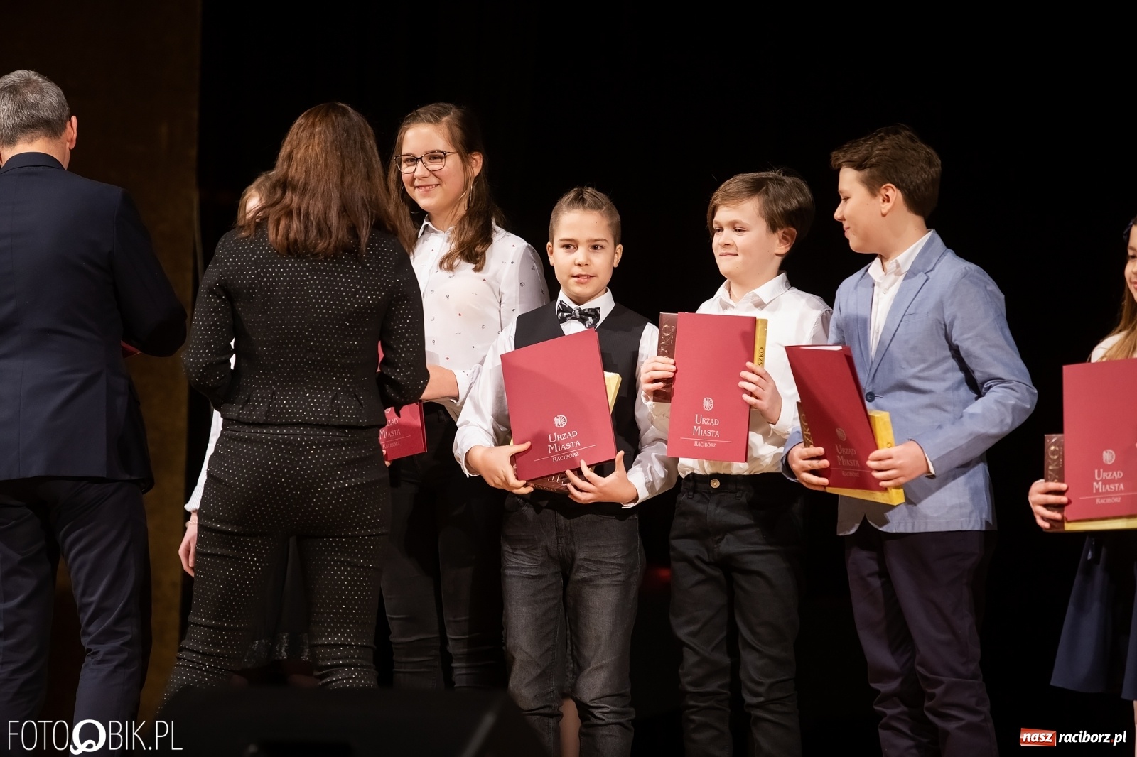 Zdjęcie w galerii na portalu naszraciborz.pl: Stypendia dla najlepszych uczniów raciborskich szkół rozdane wiadomości z regionu