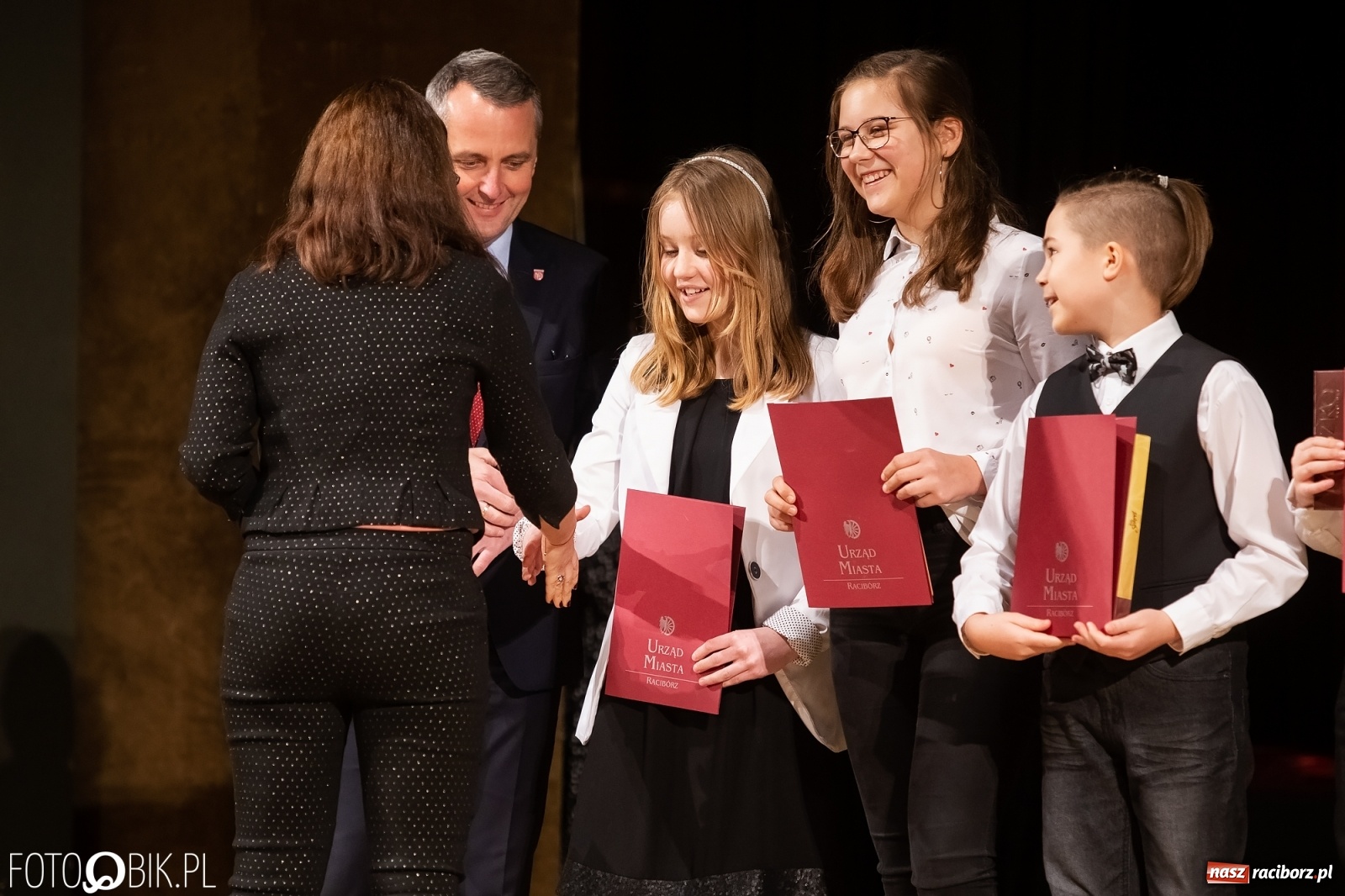 Zdjęcie w galerii na portalu naszraciborz.pl: Stypendia dla najlepszych uczniów raciborskich szkół rozdane wiadomości z regionu