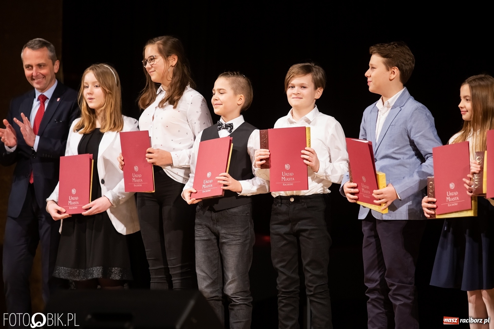 Zdjęcie w galerii na portalu naszraciborz.pl: Stypendia dla najlepszych uczniów raciborskich szkół rozdane wiadomości z regionu
