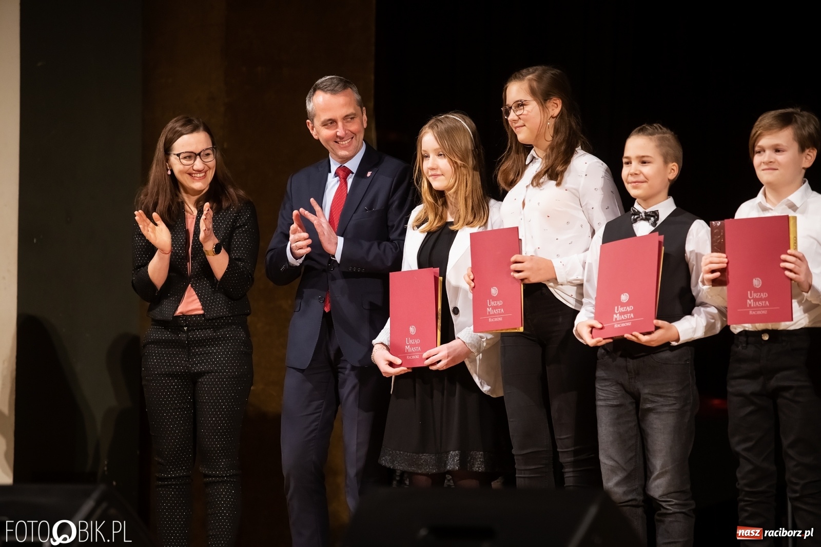Zdjęcie w galerii na portalu naszraciborz.pl: Stypendia dla najlepszych uczniów raciborskich szkół rozdane wiadomości z regionu