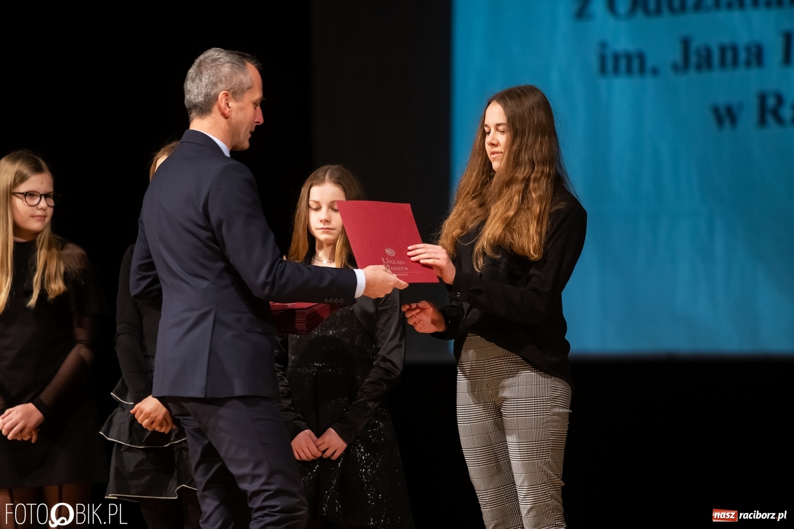 Zdjęcie w galerii na portalu naszraciborz.pl: Stypendia dla najlepszych uczniów raciborskich szkół rozdane wiadomości z regionu