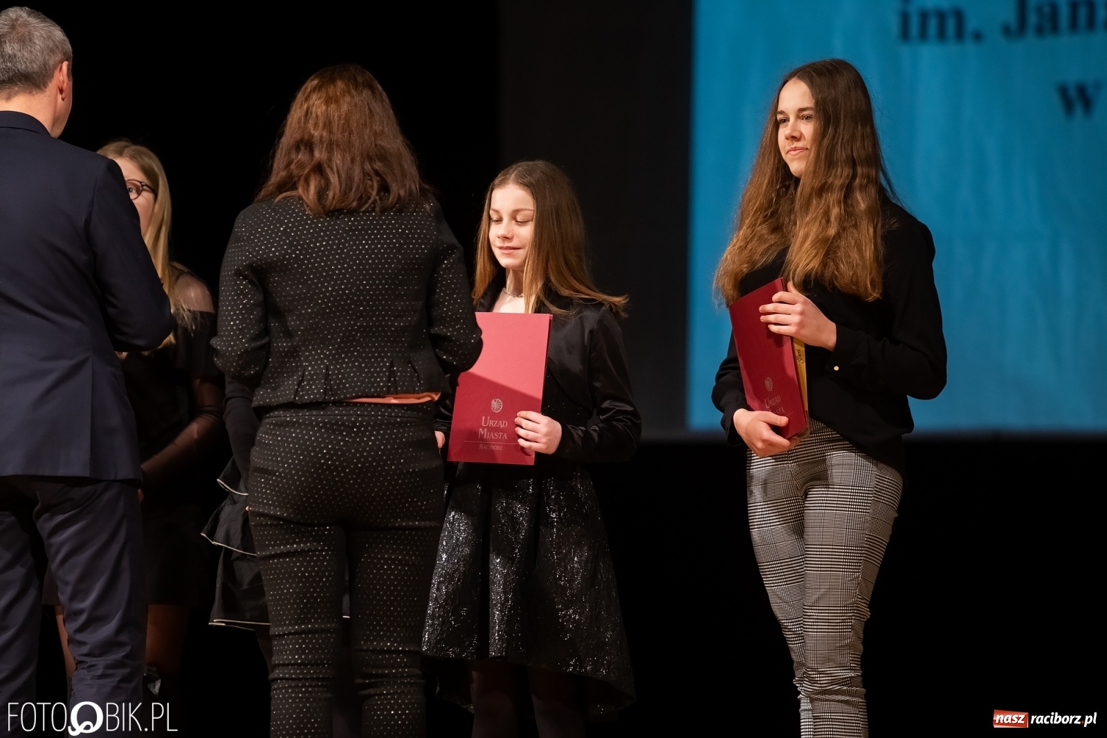 Zdjęcie w galerii na portalu naszraciborz.pl: Stypendia dla najlepszych uczniów raciborskich szkół rozdane wiadomości z regionu