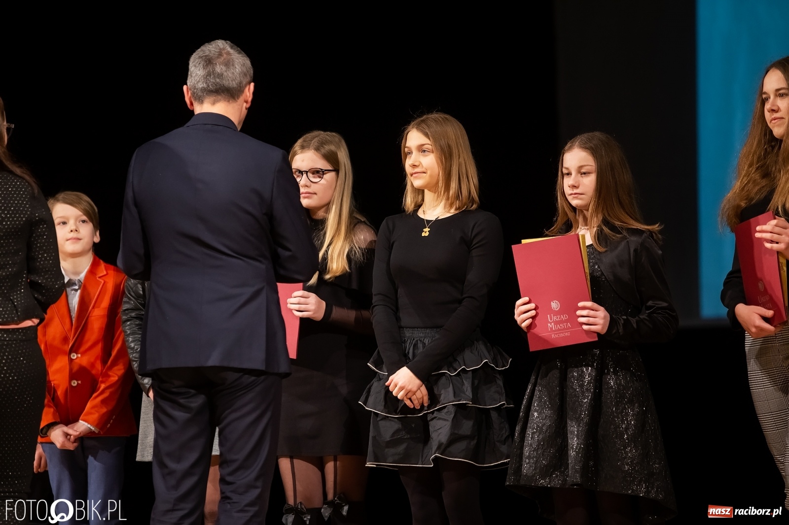 Zdjęcie w galerii na portalu naszraciborz.pl: Stypendia dla najlepszych uczniów raciborskich szkół rozdane wiadomości z regionu