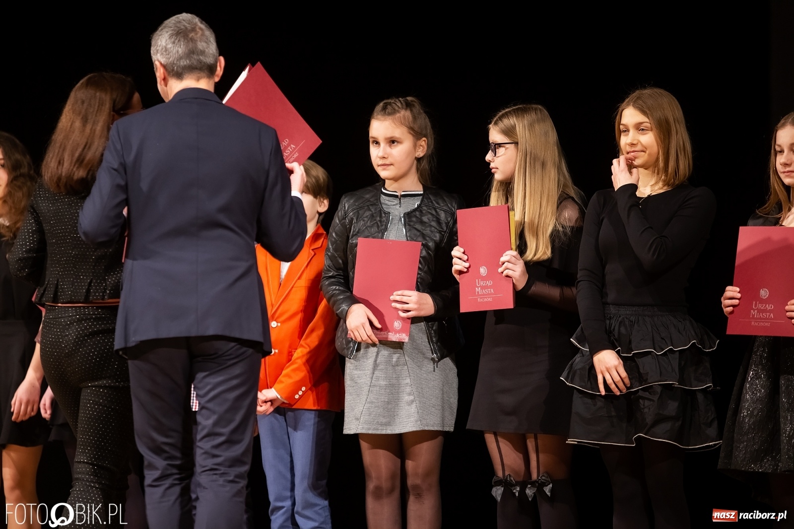 Zdjęcie w galerii na portalu naszraciborz.pl: Stypendia dla najlepszych uczniów raciborskich szkół rozdane wiadomości z regionu