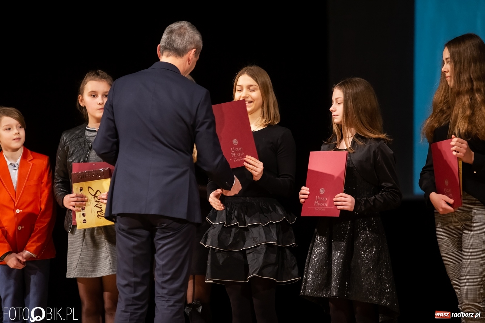 Zdjęcie w galerii na portalu naszraciborz.pl: Stypendia dla najlepszych uczniów raciborskich szkół rozdane wiadomości z regionu