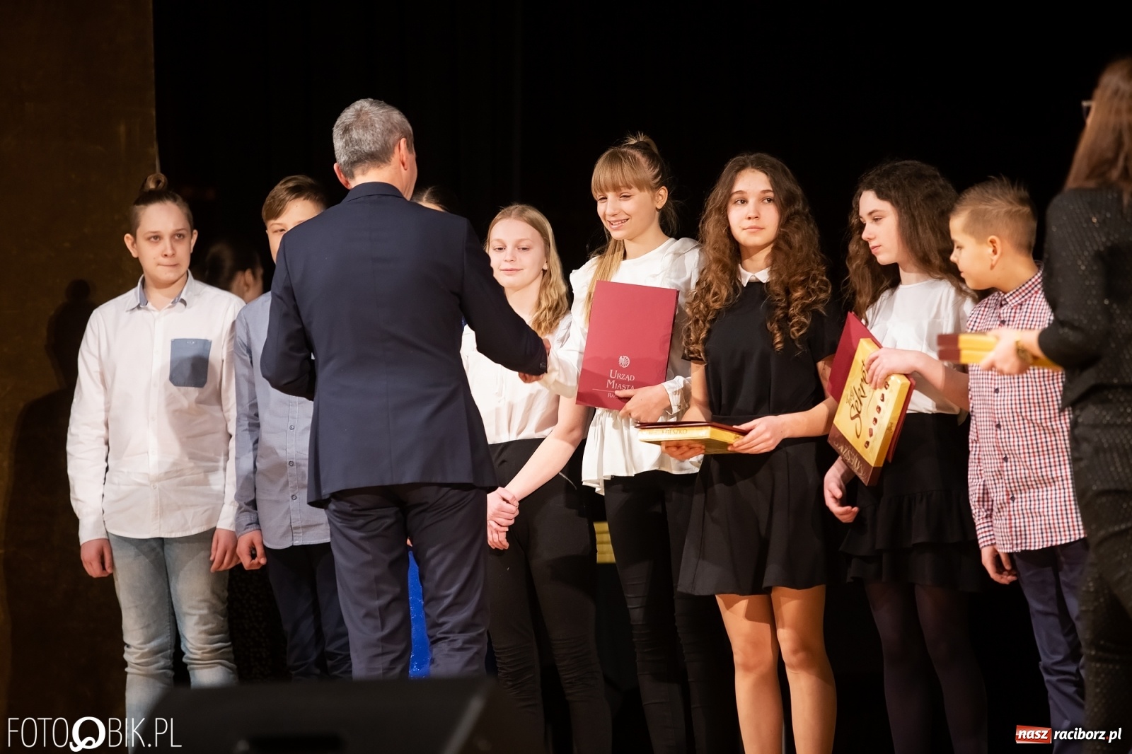 Zdjęcie w galerii na portalu naszraciborz.pl: Stypendia dla najlepszych uczniów raciborskich szkół rozdane wiadomości z regionu