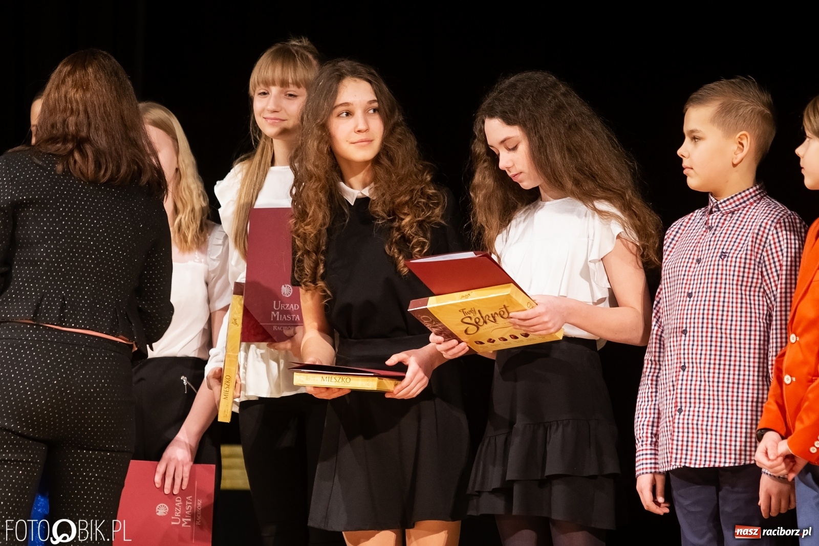 Zdjęcie w galerii na portalu naszraciborz.pl: Stypendia dla najlepszych uczniów raciborskich szkół rozdane wiadomości z regionu