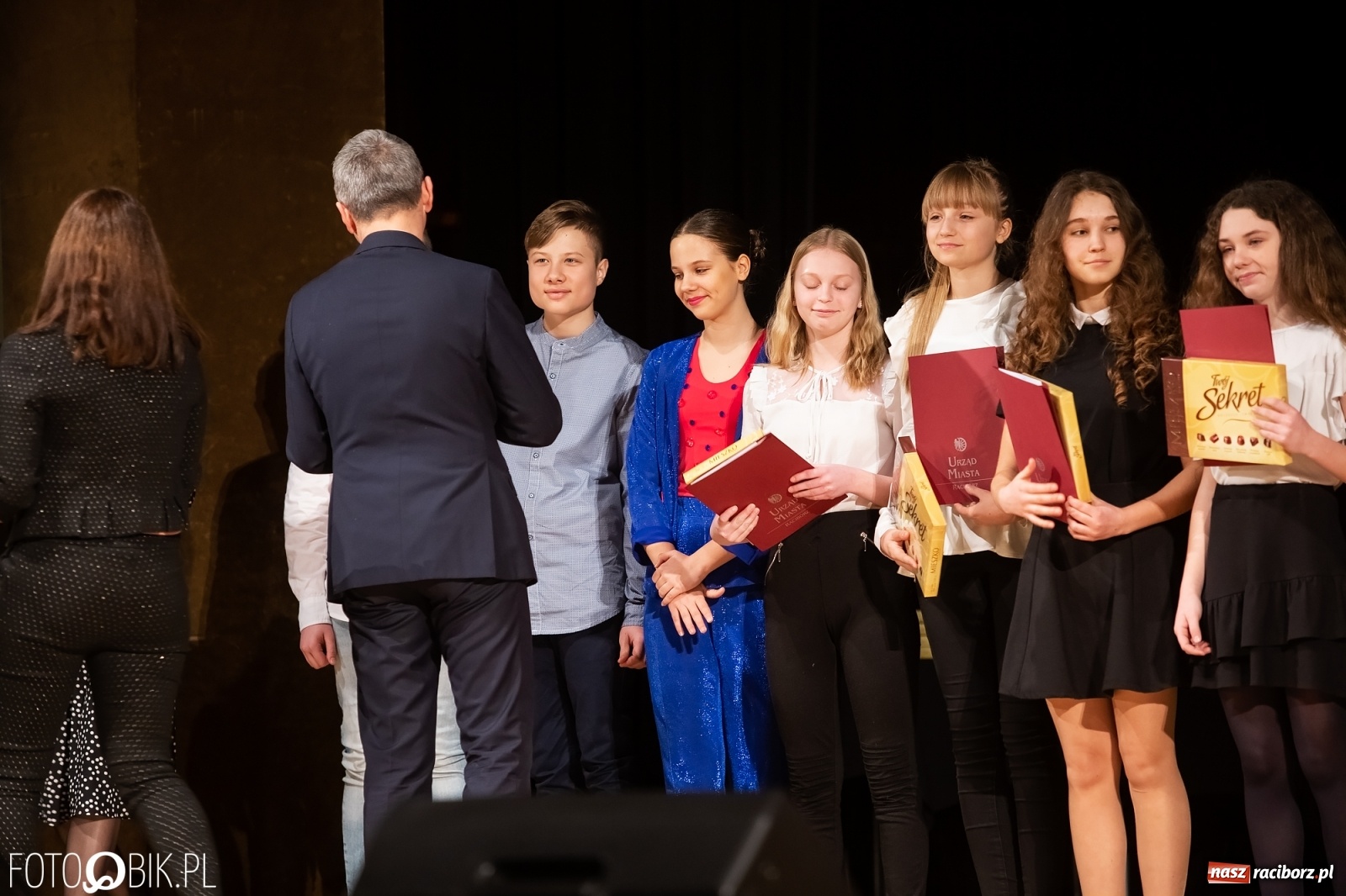 Zdjęcie w galerii na portalu naszraciborz.pl: Stypendia dla najlepszych uczniów raciborskich szkół rozdane wiadomości z regionu