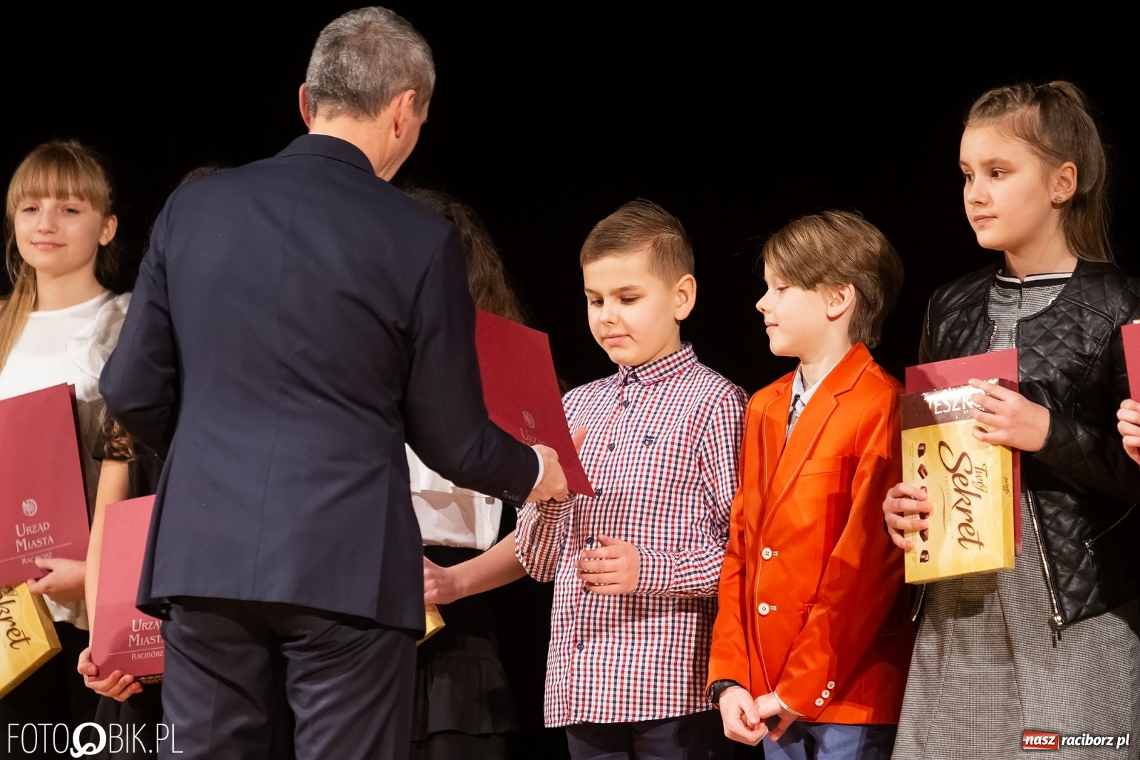 Zdjęcie w galerii na portalu naszraciborz.pl: Stypendia dla najlepszych uczniów raciborskich szkół rozdane wiadomości z regionu