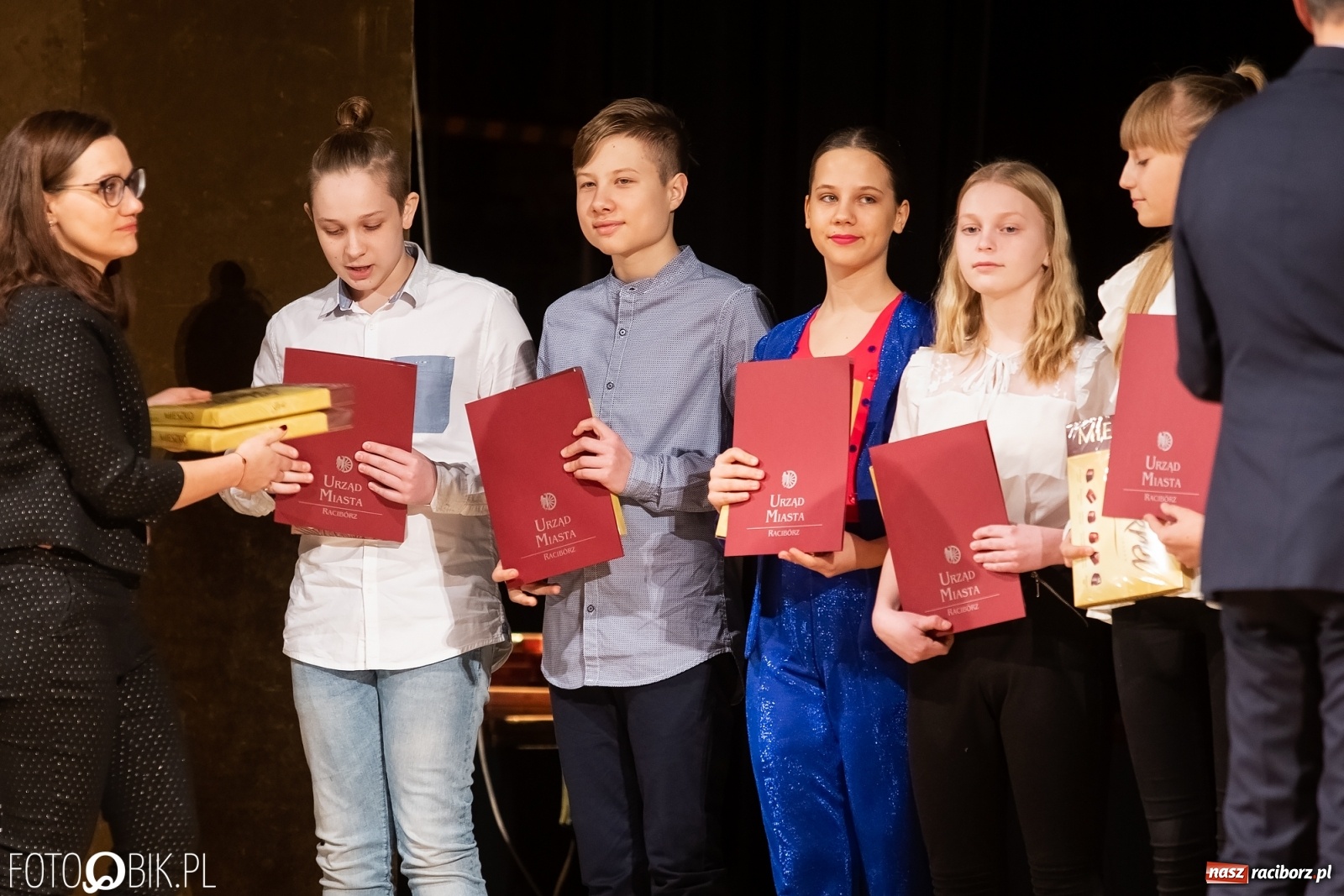 Zdjęcie w galerii na portalu naszraciborz.pl: Stypendia dla najlepszych uczniów raciborskich szkół rozdane wiadomości z regionu