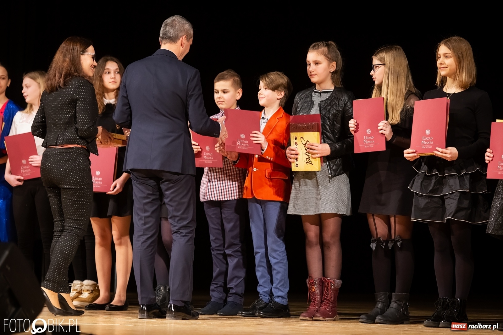 Zdjęcie w galerii na portalu naszraciborz.pl: Stypendia dla najlepszych uczniów raciborskich szkół rozdane wiadomości z regionu