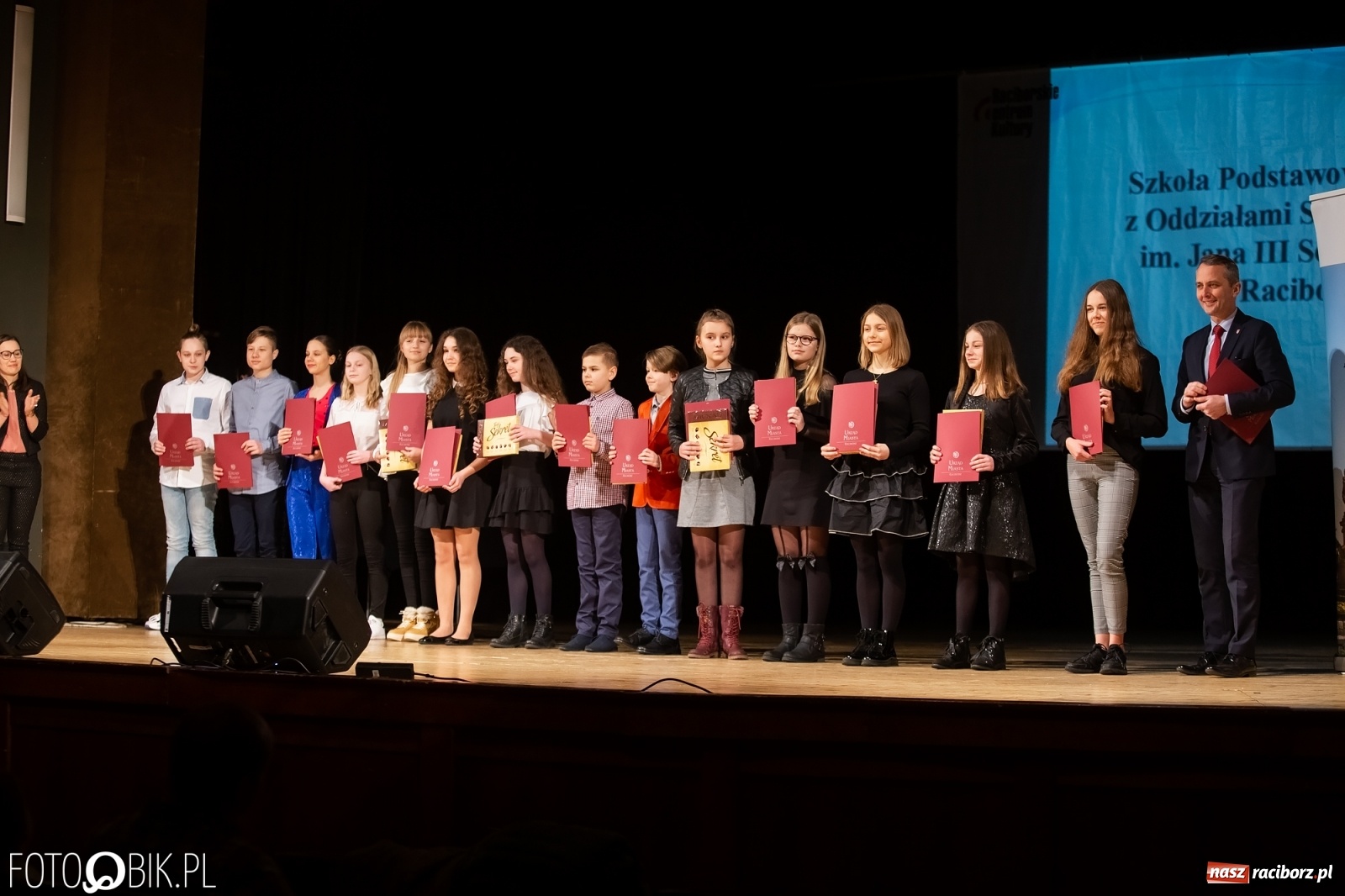 Zdjęcie w galerii na portalu naszraciborz.pl: Stypendia dla najlepszych uczniów raciborskich szkół rozdane wiadomości z regionu