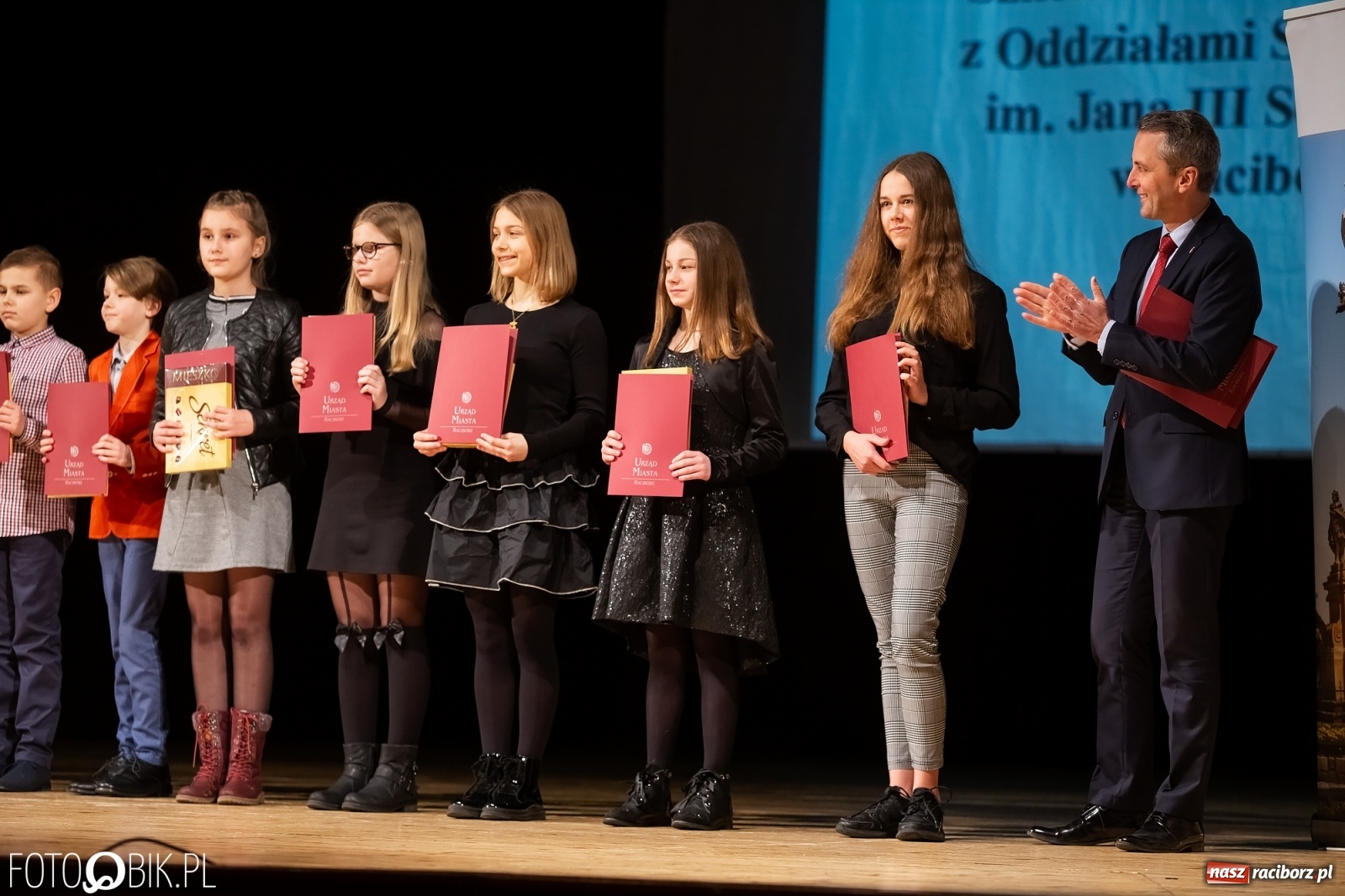 Zdjęcie w galerii na portalu naszraciborz.pl: Stypendia dla najlepszych uczniów raciborskich szkół rozdane wiadomości z regionu