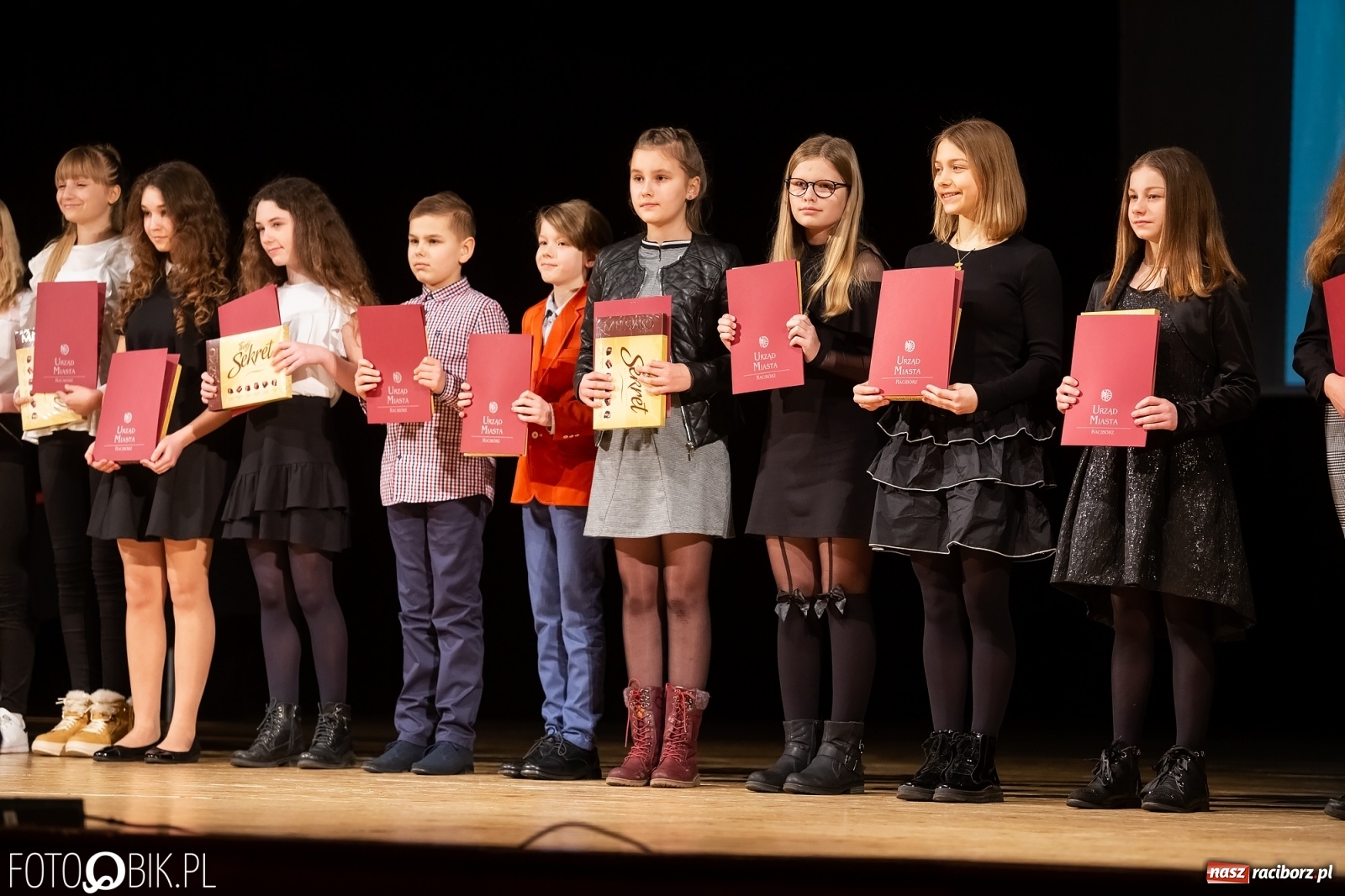 Zdjęcie w galerii na portalu naszraciborz.pl: Stypendia dla najlepszych uczniów raciborskich szkół rozdane wiadomości z regionu