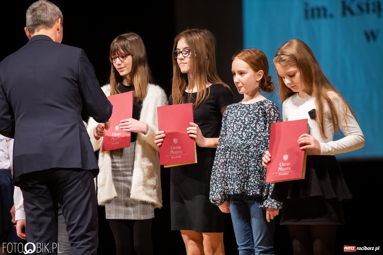 Zdjęcie w galerii na portalu naszraciborz.pl: Stypendia dla najlepszych uczniów raciborskich szkół rozdane wiadomości z regionu