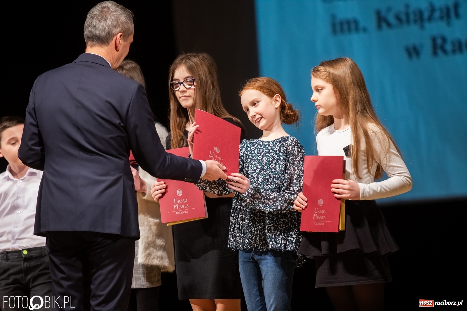 Zdjęcie w galerii na portalu naszraciborz.pl: Stypendia dla najlepszych uczniów raciborskich szkół rozdane wiadomości z regionu