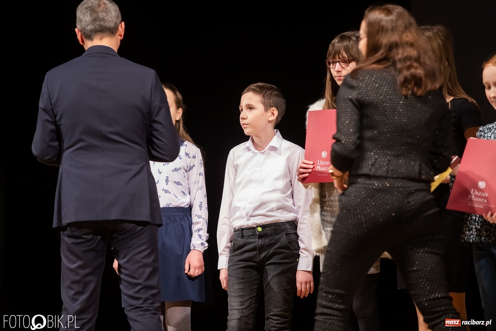 Zdjęcie w galerii na portalu naszraciborz.pl: Stypendia dla najlepszych uczniów raciborskich szkół rozdane wiadomości z regionu