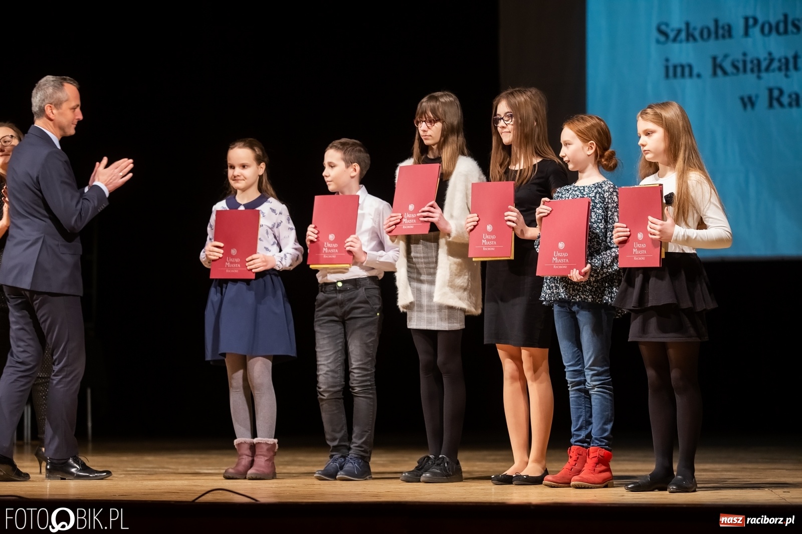Zdjęcie w galerii na portalu naszraciborz.pl: Stypendia dla najlepszych uczniów raciborskich szkół rozdane wiadomości z regionu