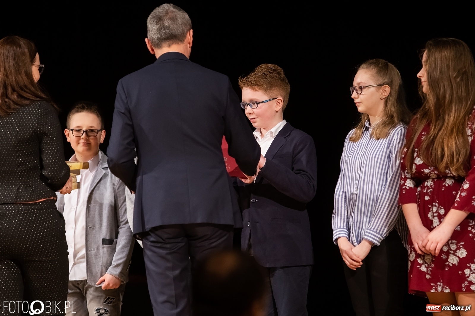 Zdjęcie w galerii na portalu naszraciborz.pl: Stypendia dla najlepszych uczniów raciborskich szkół rozdane wiadomości z regionu