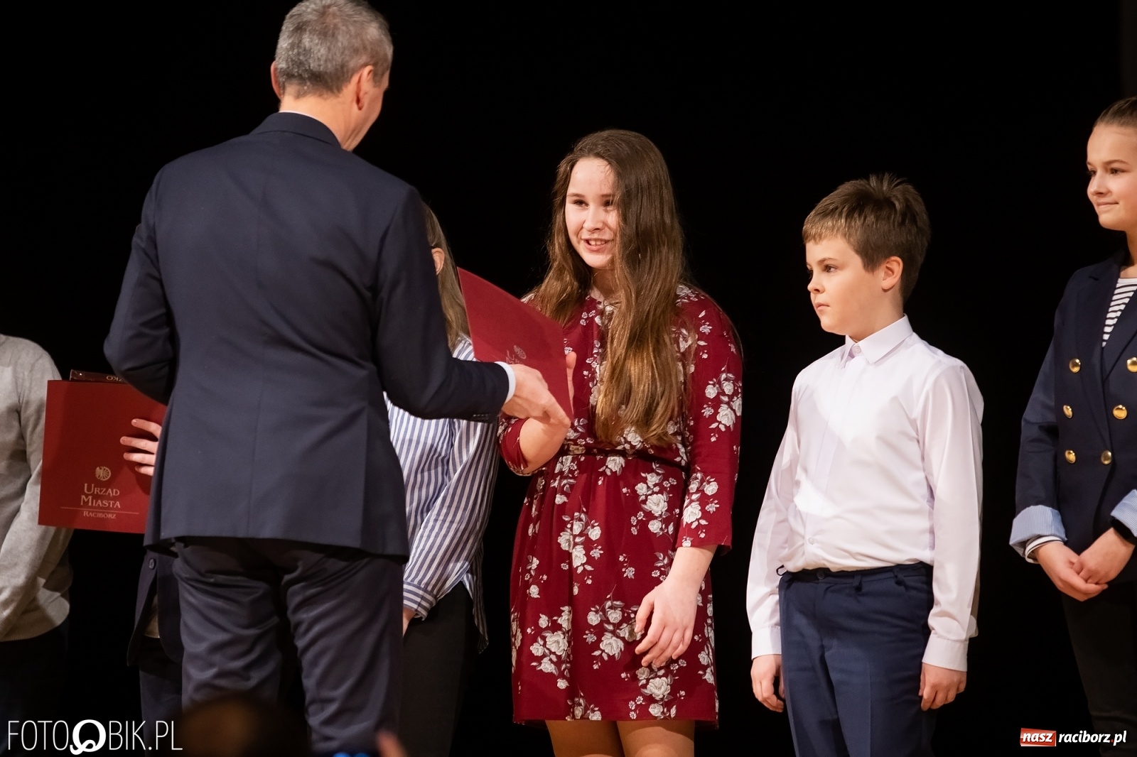 Zdjęcie w galerii na portalu naszraciborz.pl: Stypendia dla najlepszych uczniów raciborskich szkół rozdane wiadomości z regionu
