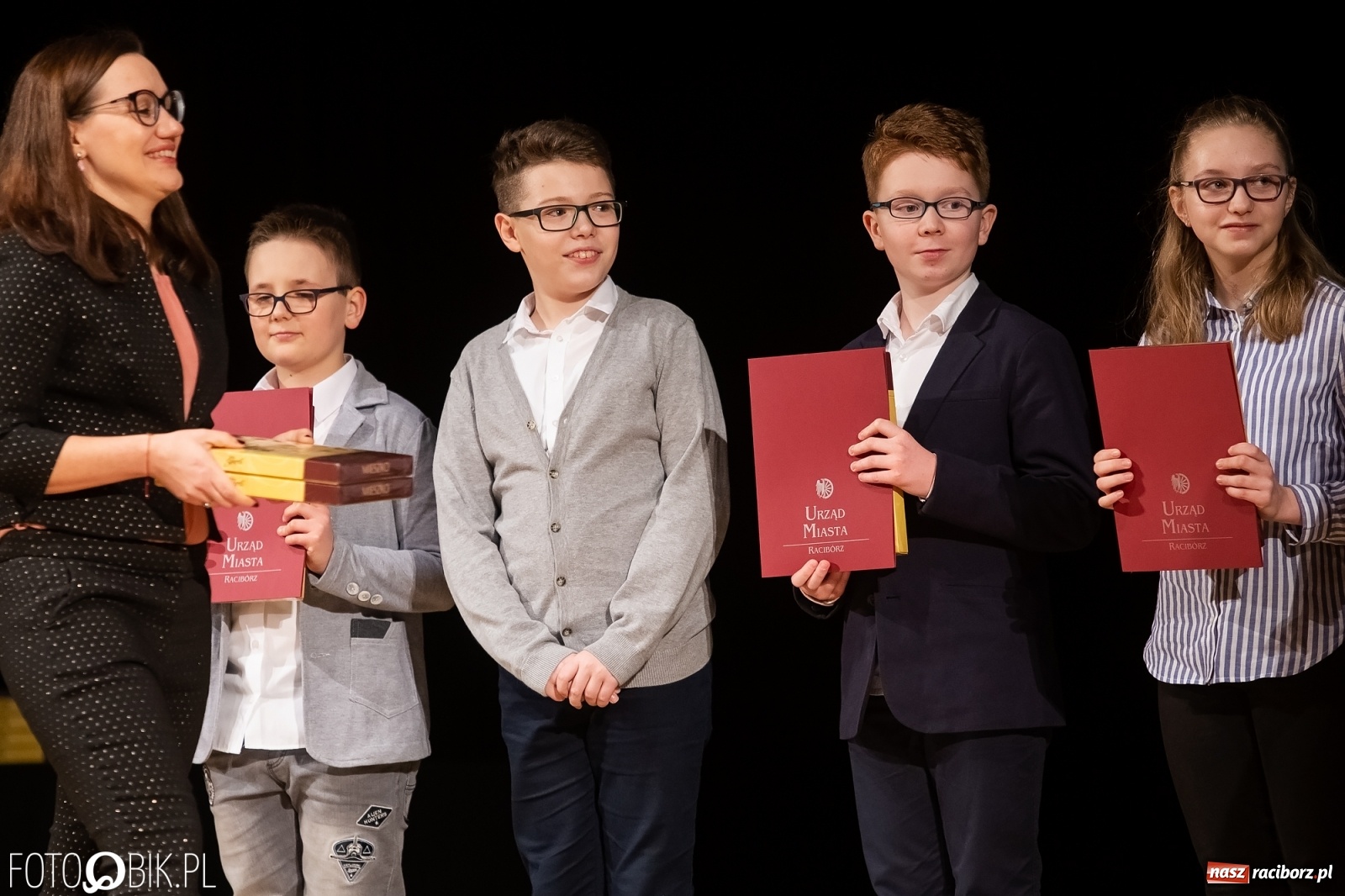 Zdjęcie w galerii na portalu naszraciborz.pl: Stypendia dla najlepszych uczniów raciborskich szkół rozdane wiadomości z regionu