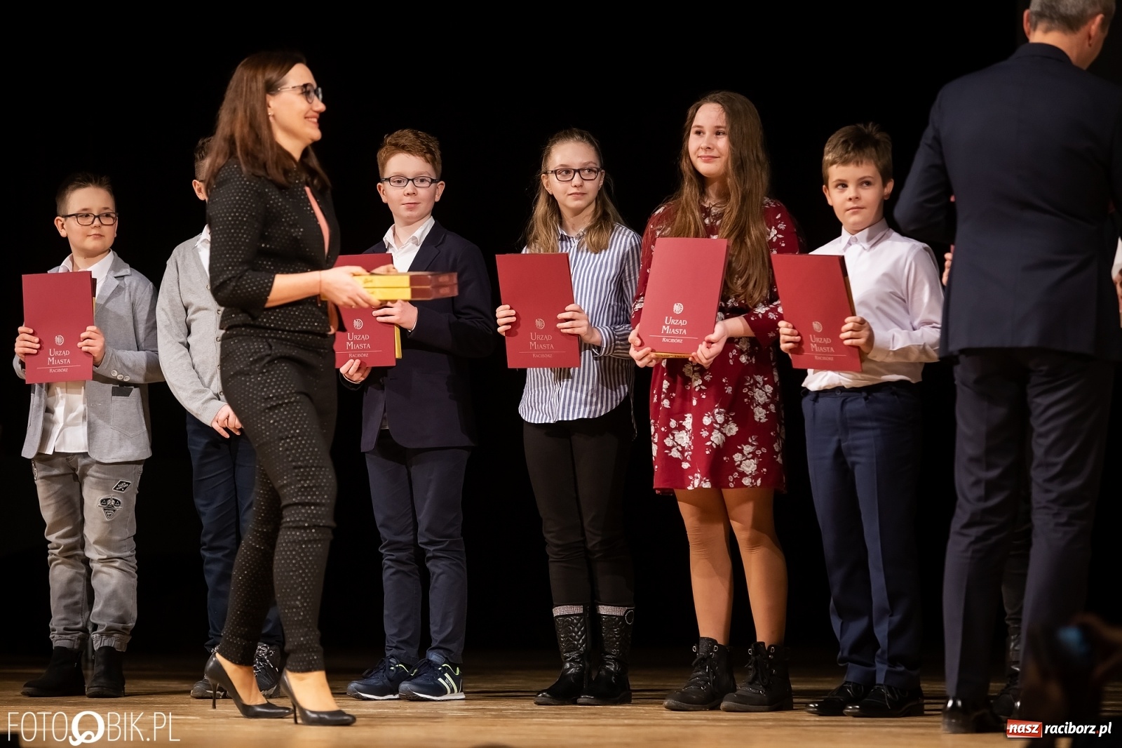 Zdjęcie w galerii na portalu naszraciborz.pl: Stypendia dla najlepszych uczniów raciborskich szkół rozdane wiadomości z regionu