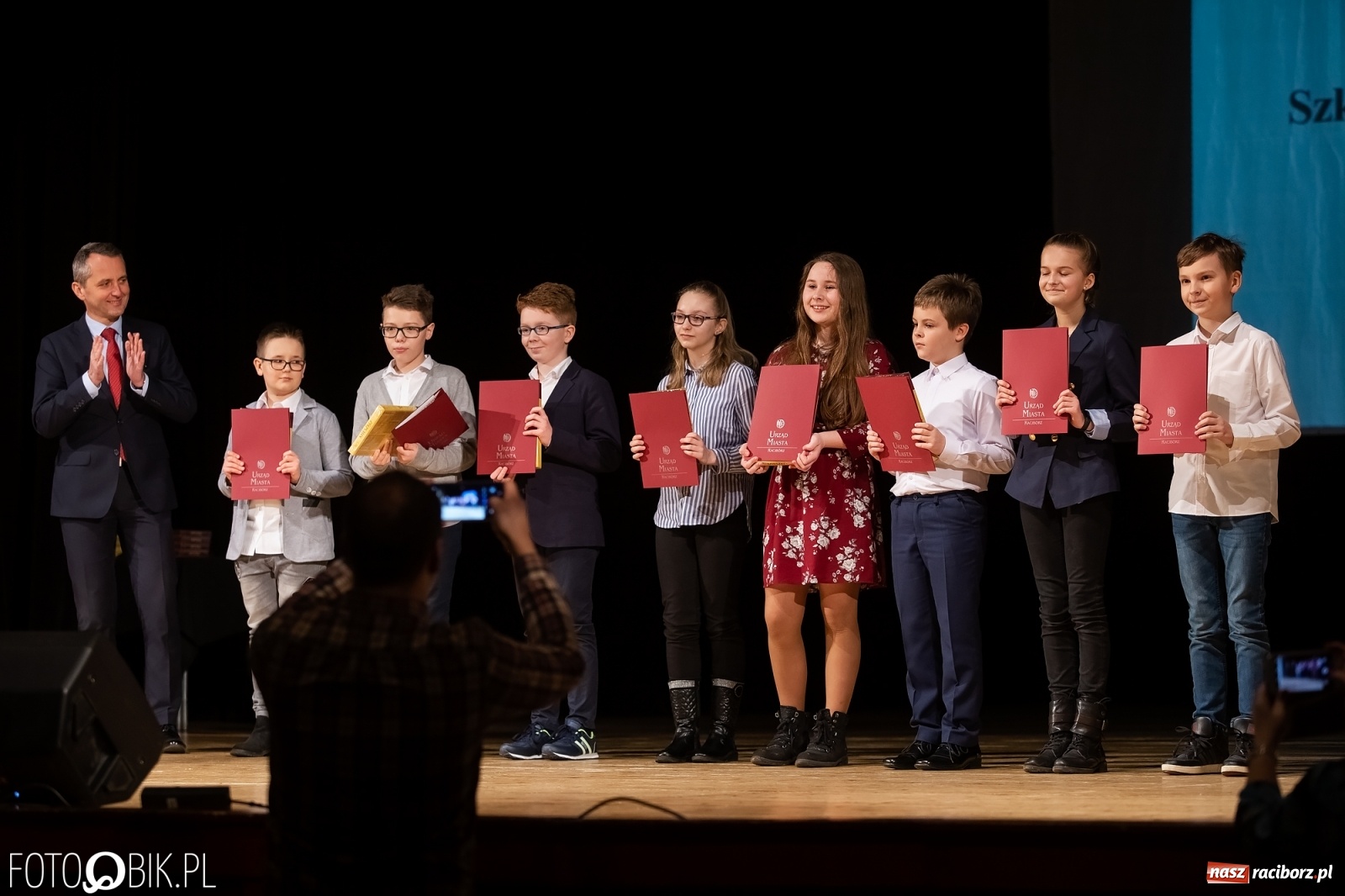 Zdjęcie w galerii na portalu naszraciborz.pl: Stypendia dla najlepszych uczniów raciborskich szkół rozdane wiadomości z regionu