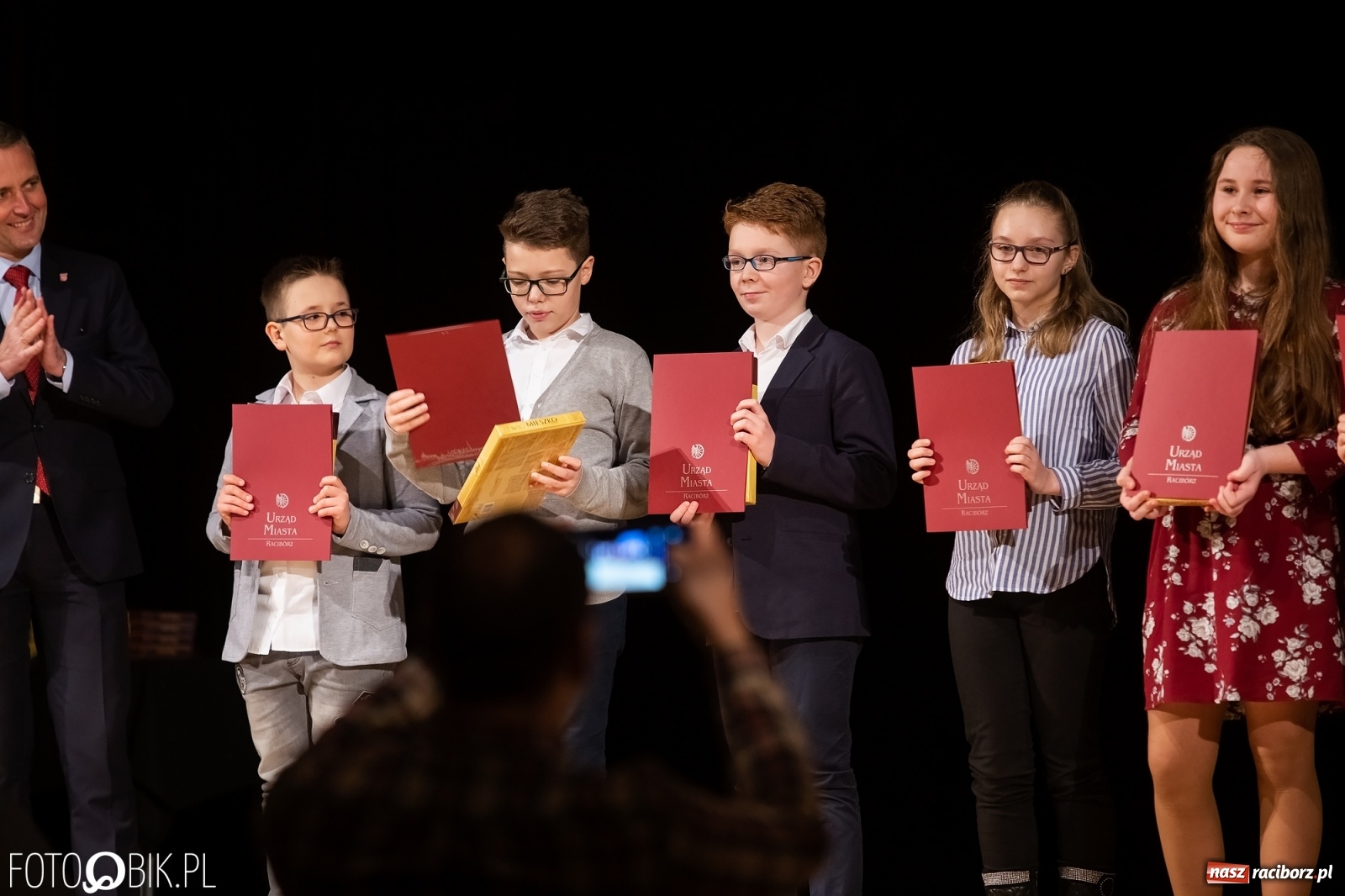 Zdjęcie w galerii na portalu naszraciborz.pl: Stypendia dla najlepszych uczniów raciborskich szkół rozdane wiadomości z regionu