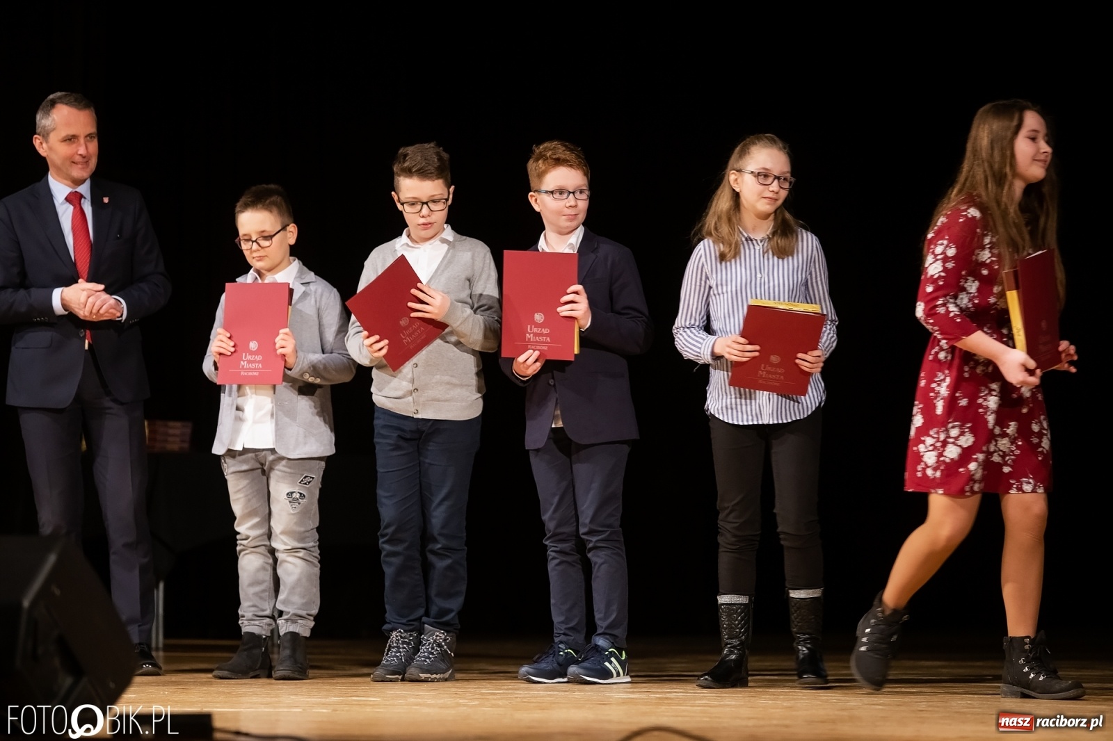 Zdjęcie w galerii na portalu naszraciborz.pl: Stypendia dla najlepszych uczniów raciborskich szkół rozdane wiadomości z regionu