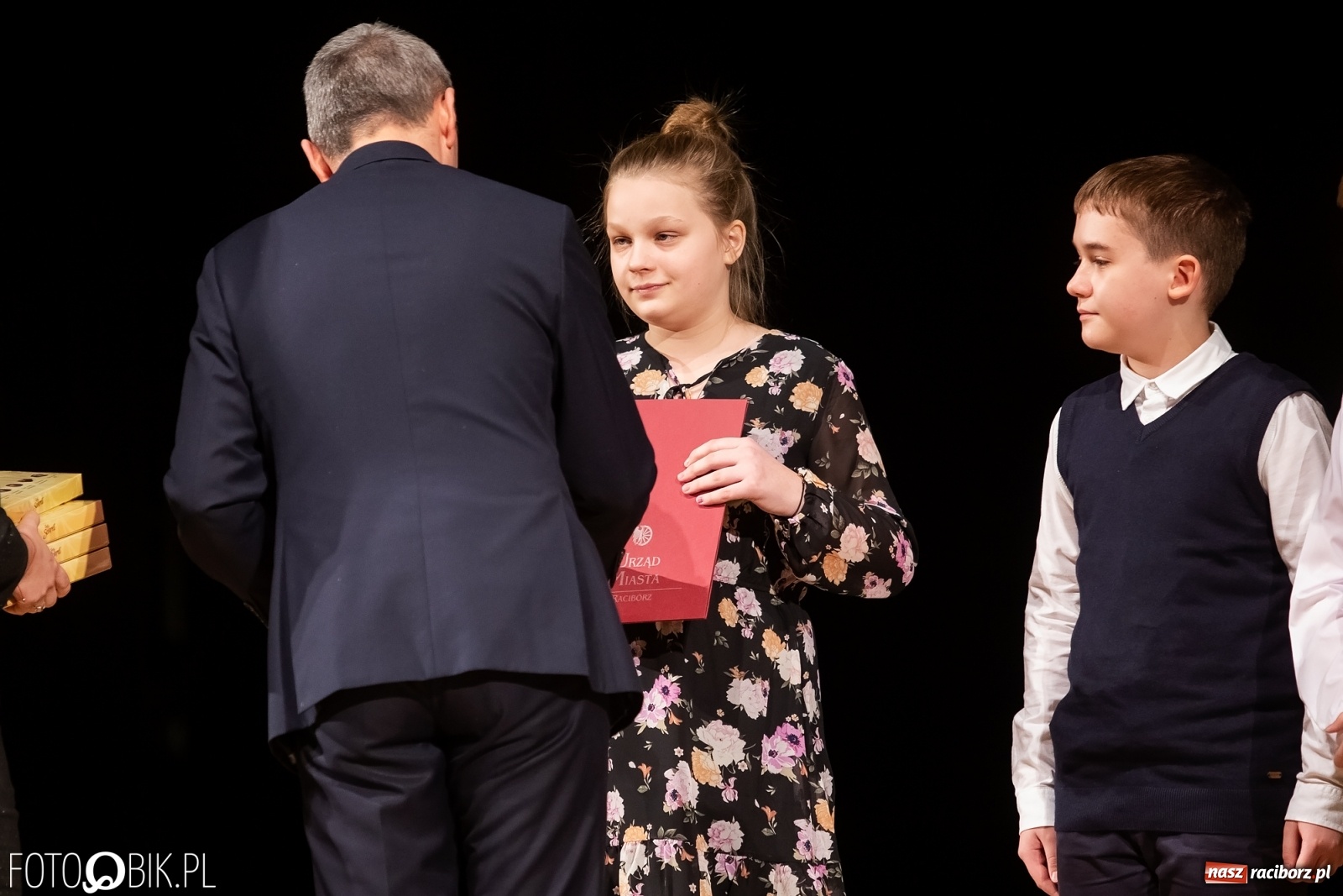 Zdjęcie w galerii na portalu naszraciborz.pl: Stypendia dla najlepszych uczniów raciborskich szkół rozdane wiadomości z regionu