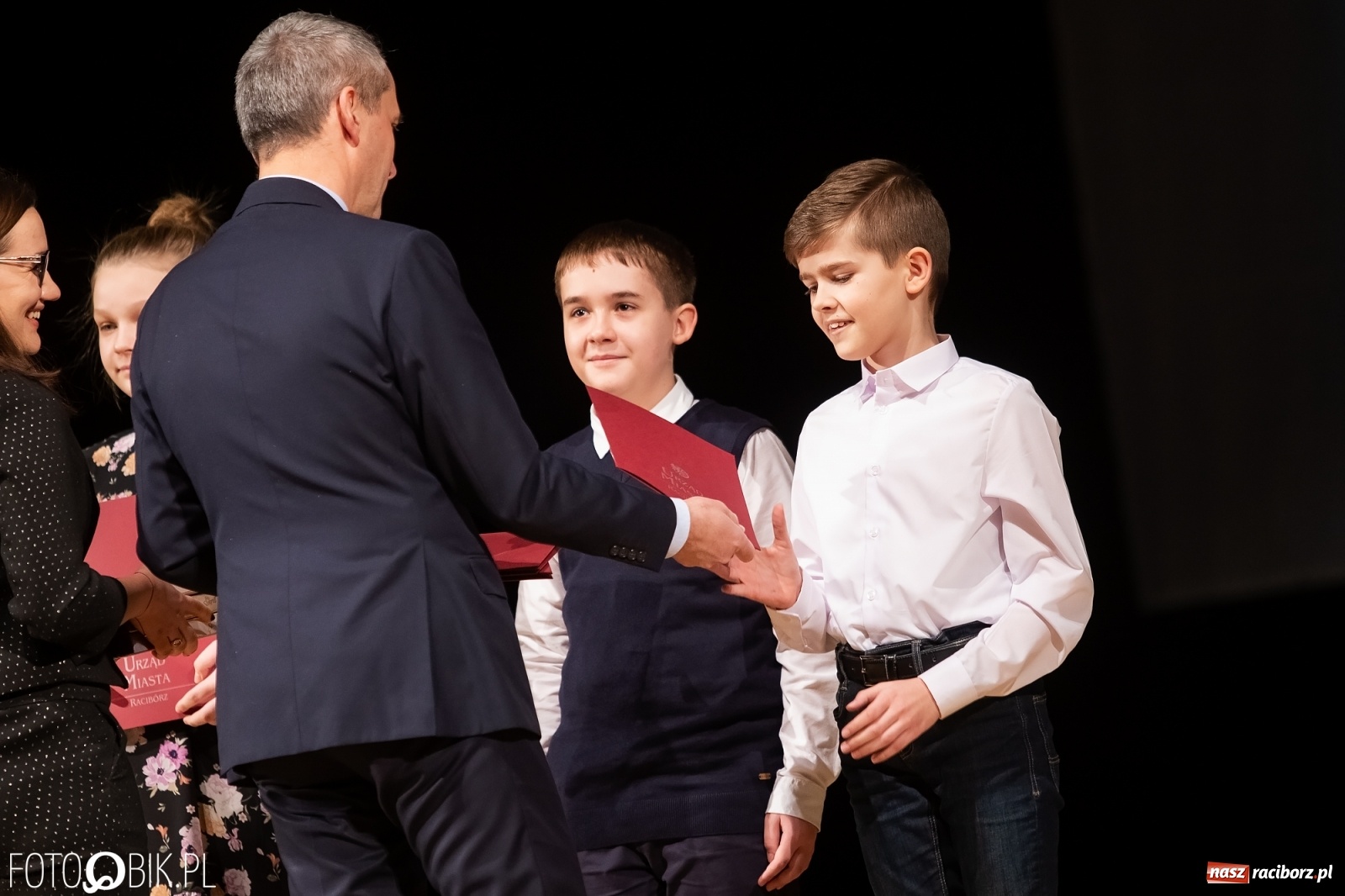 Zdjęcie w galerii na portalu naszraciborz.pl: Stypendia dla najlepszych uczniów raciborskich szkół rozdane wiadomości z regionu