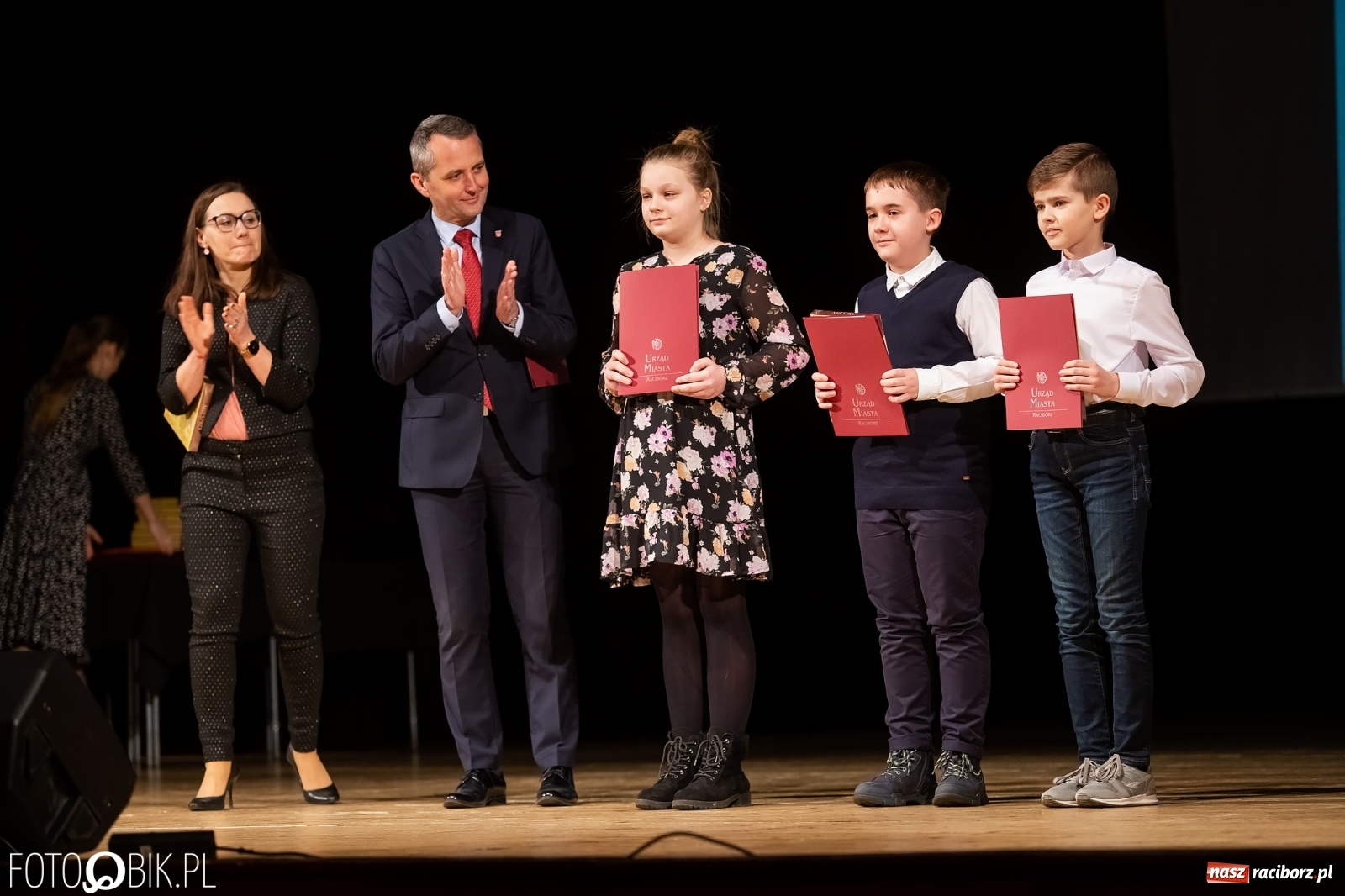 Zdjęcie w galerii na portalu naszraciborz.pl: Stypendia dla najlepszych uczniów raciborskich szkół rozdane wiadomości z regionu